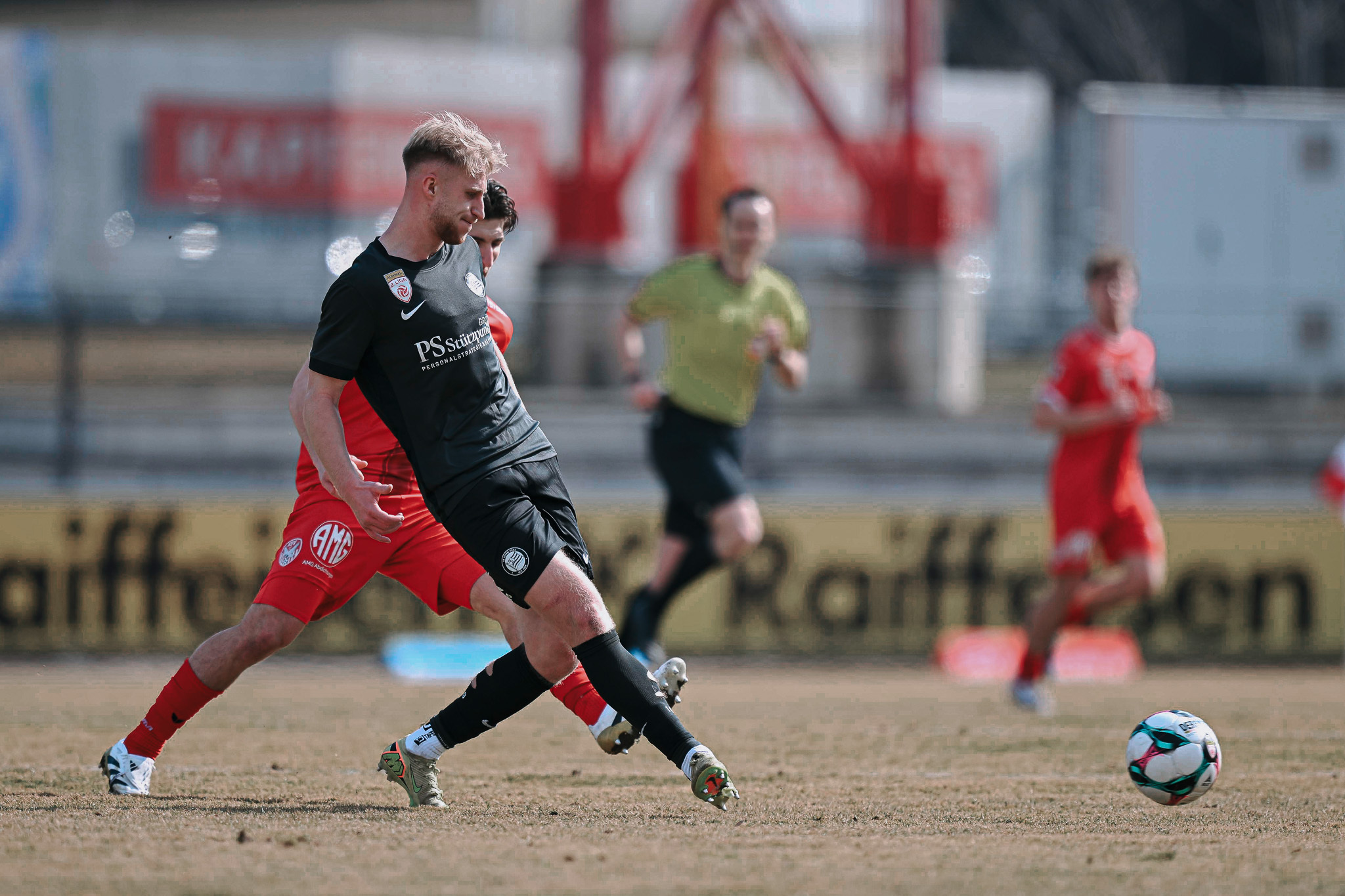 Ein Mann spielt Fußball.