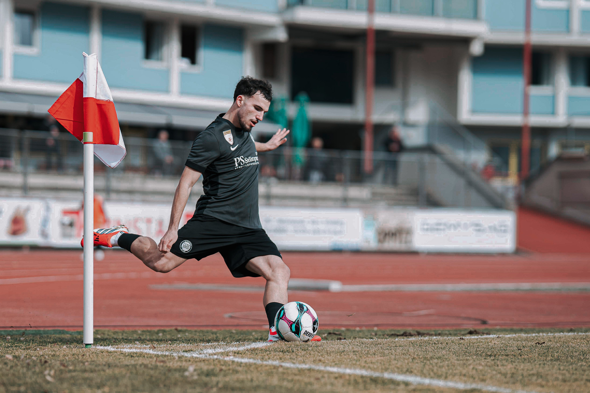 Ein Mann spielt Fußball