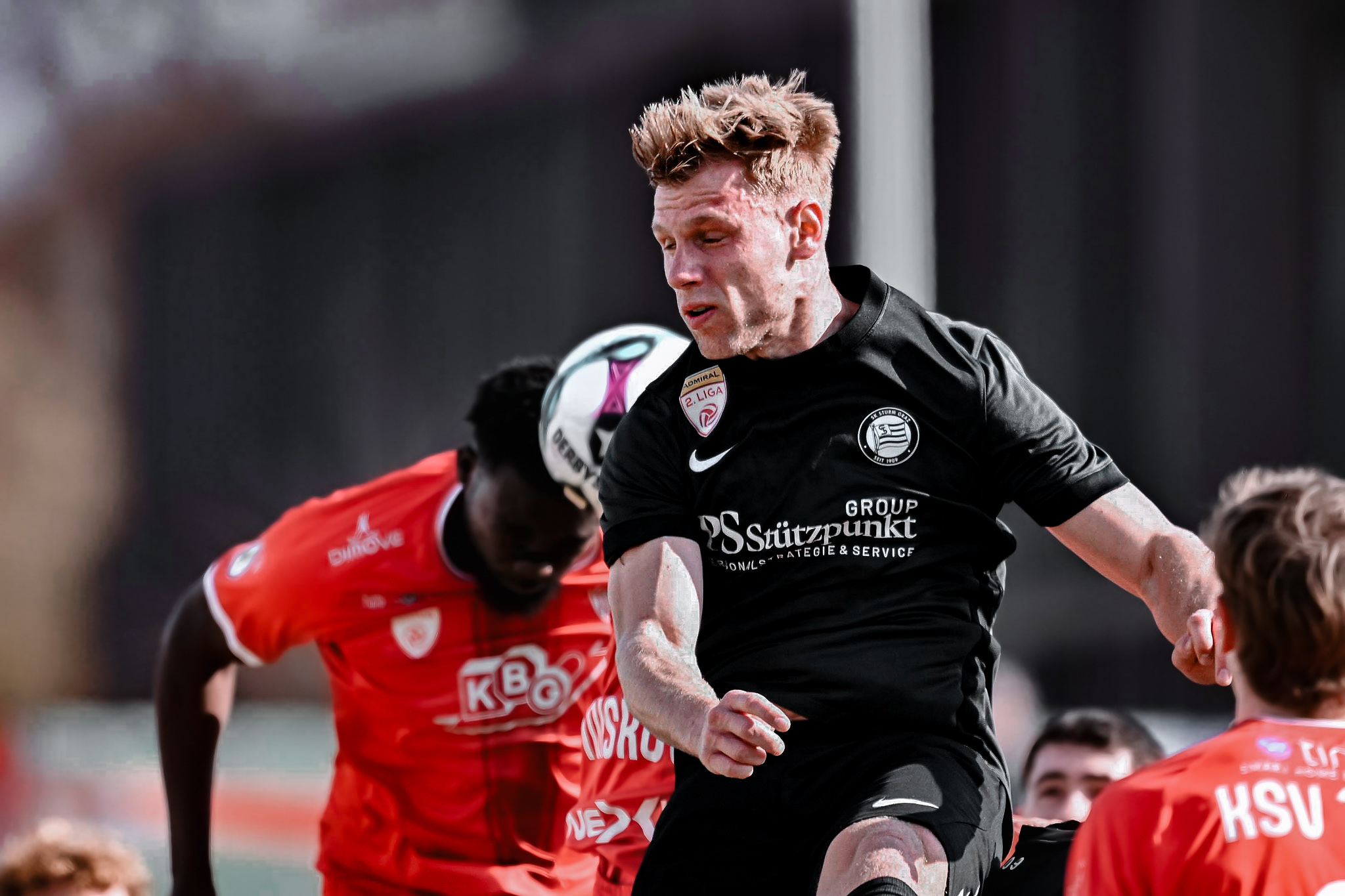 Zwei Fußballeer beim Kopfballduell