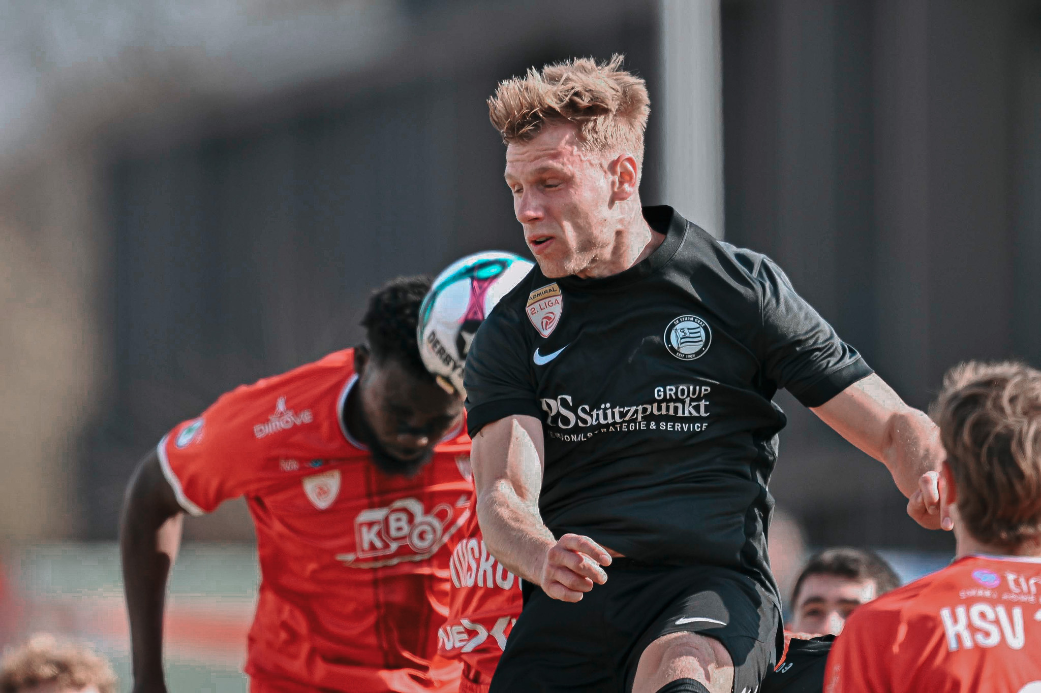 Zwei Fußballeer beim Kopfballduell