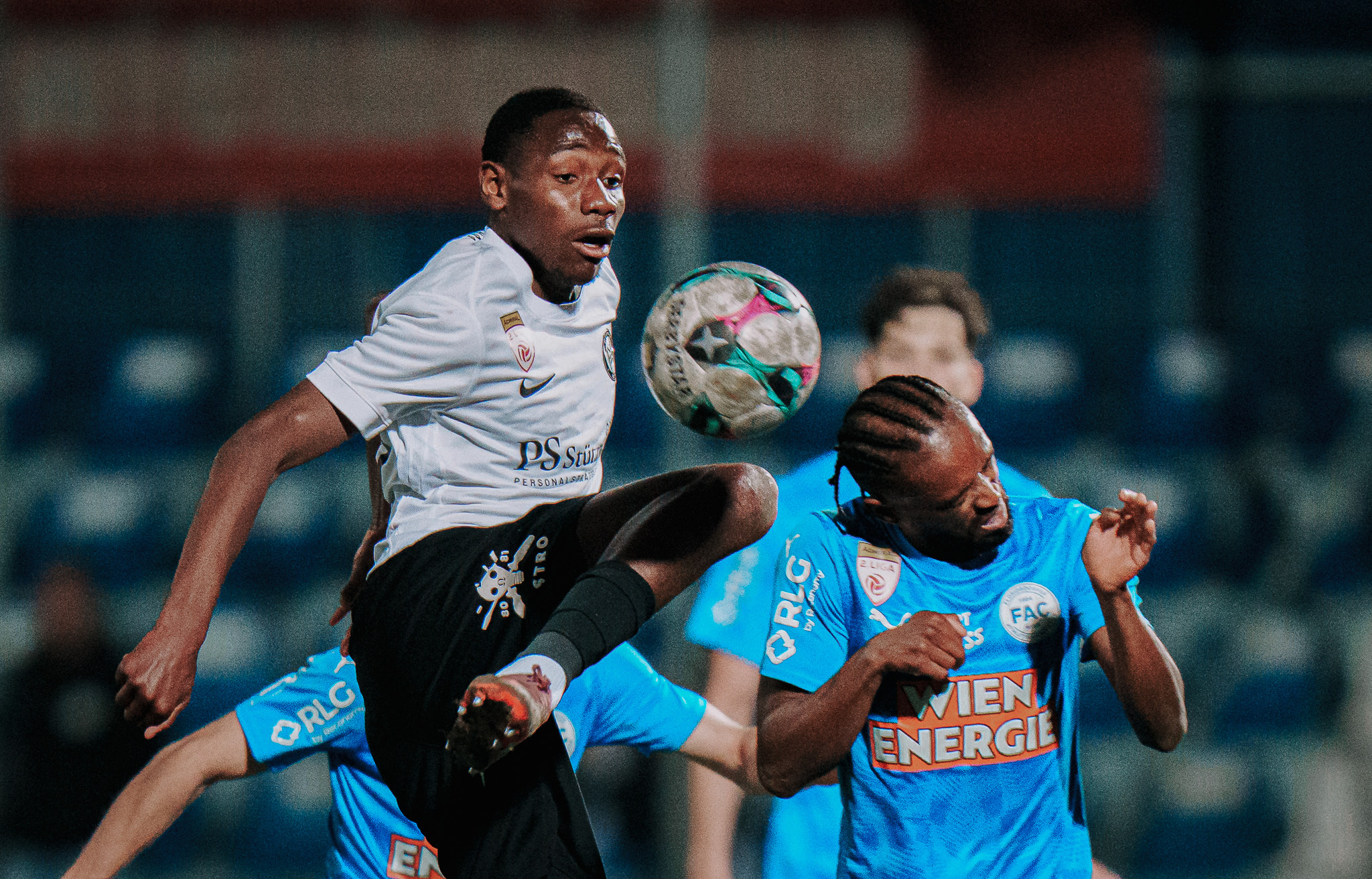 Zwei Fußballer im Zweikampf.