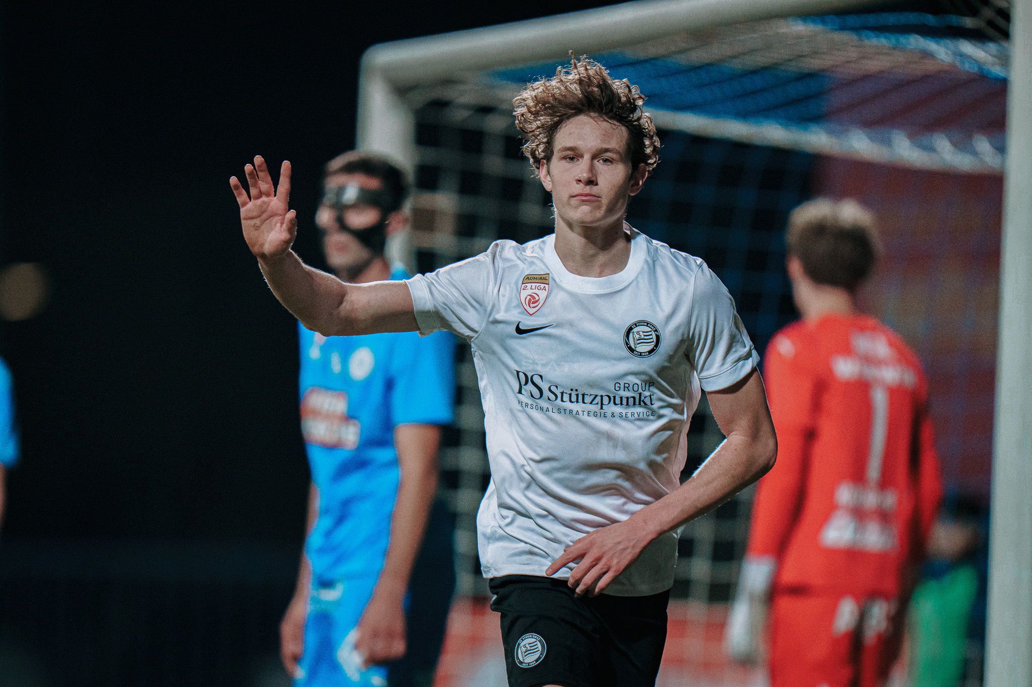 Ein Fußballer jubelt.