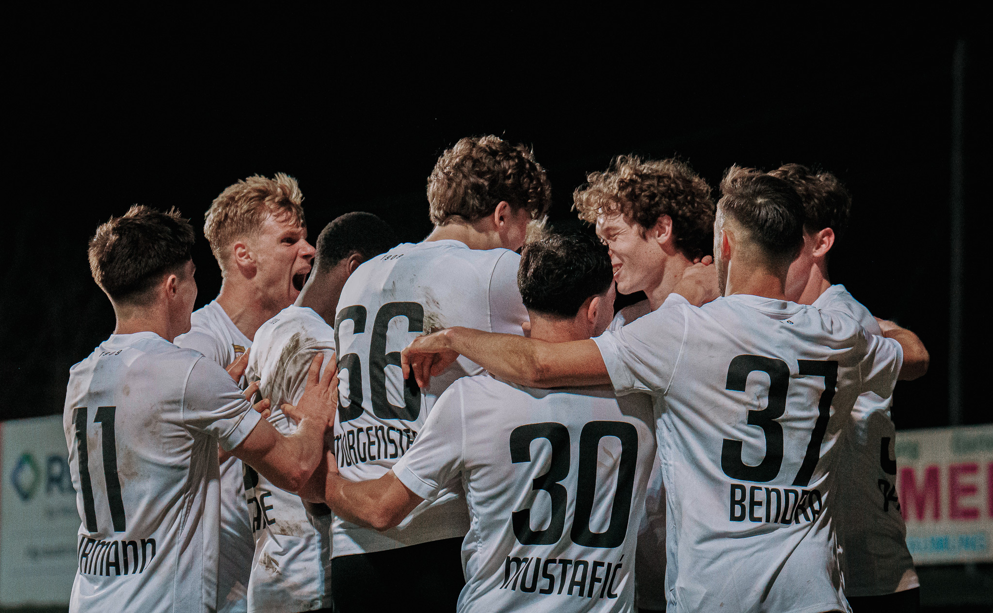 Eine Gruppe Männer jubelt.