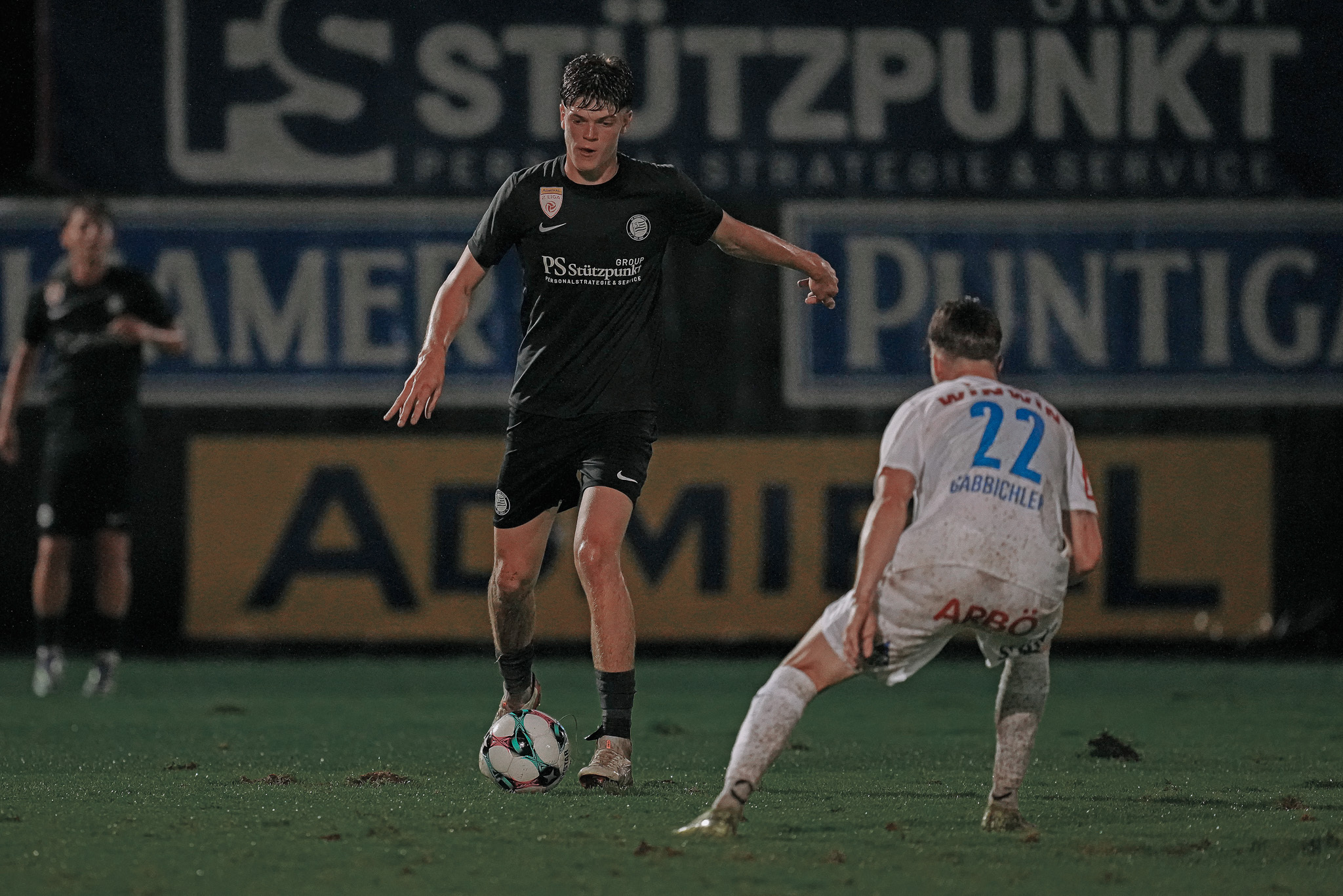Zwei Männer spielen Fußball