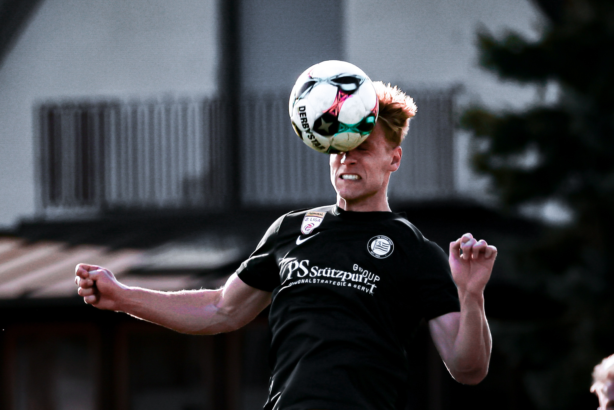 Ein Fußballer köpelt.