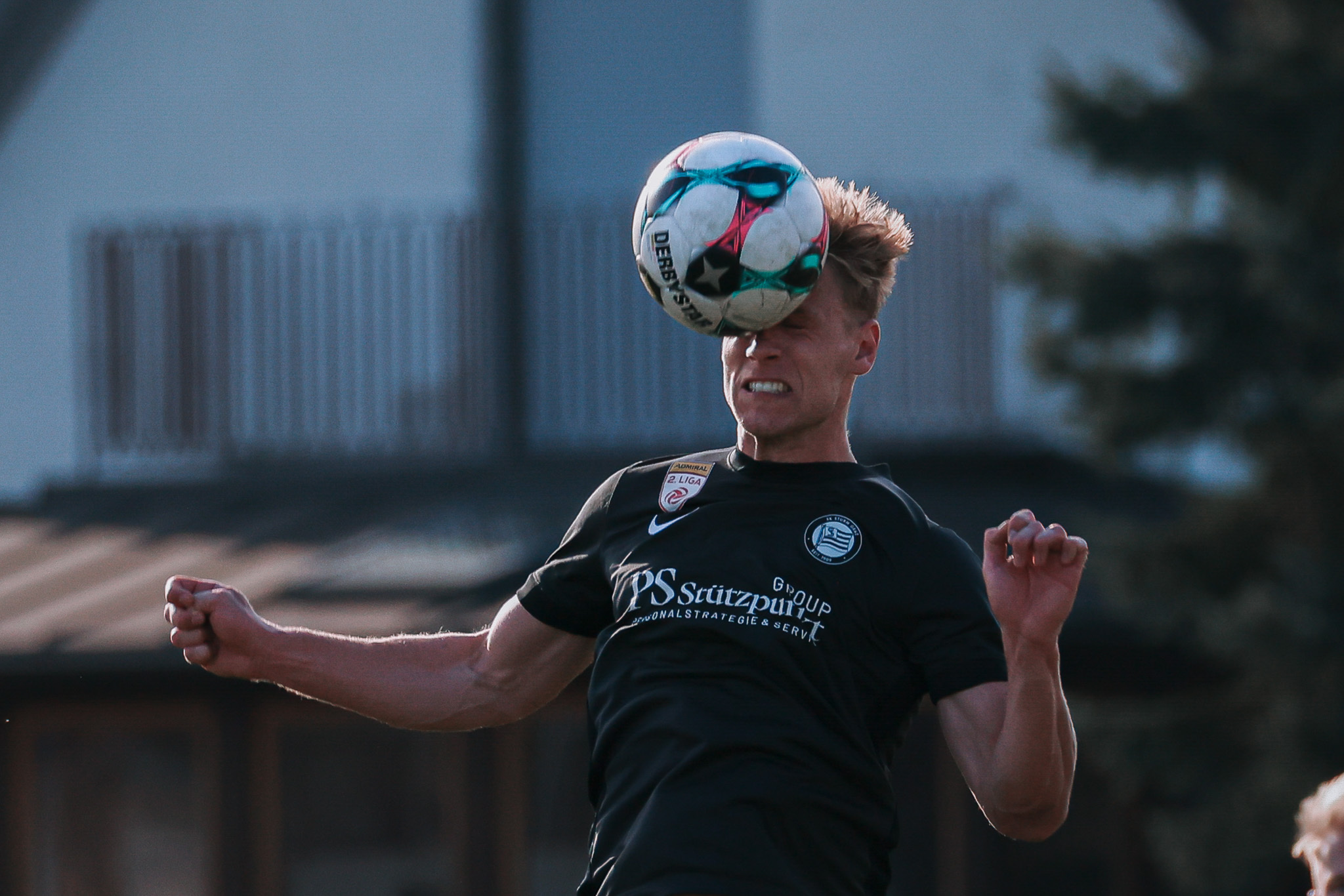 Ein Fußballer köpelt.