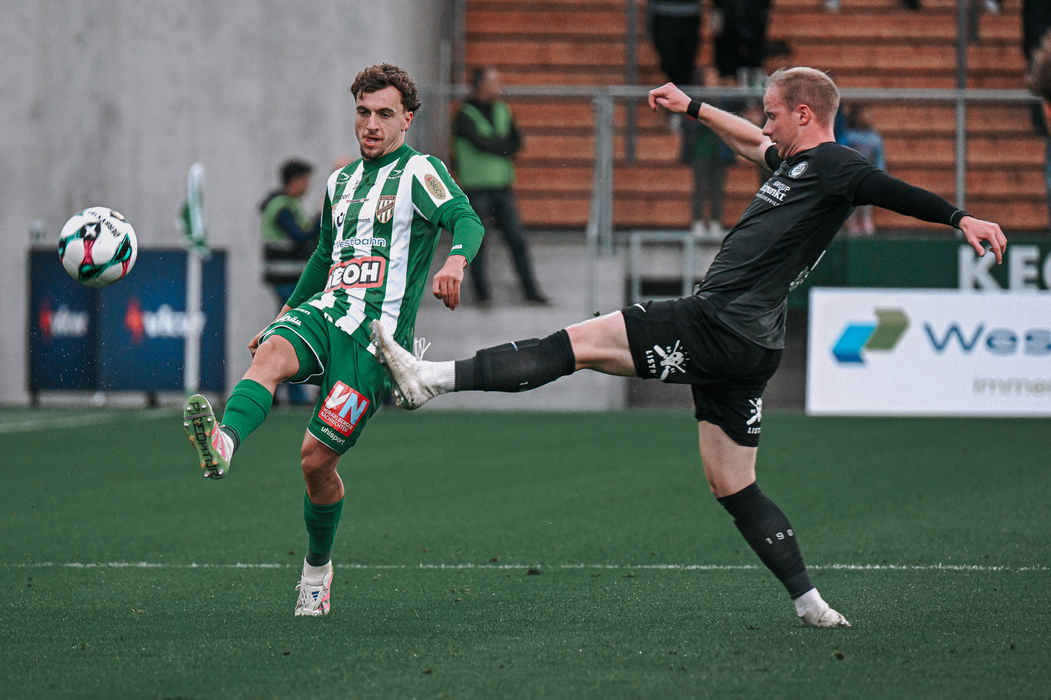 Zwei Männer spielen Fußball
