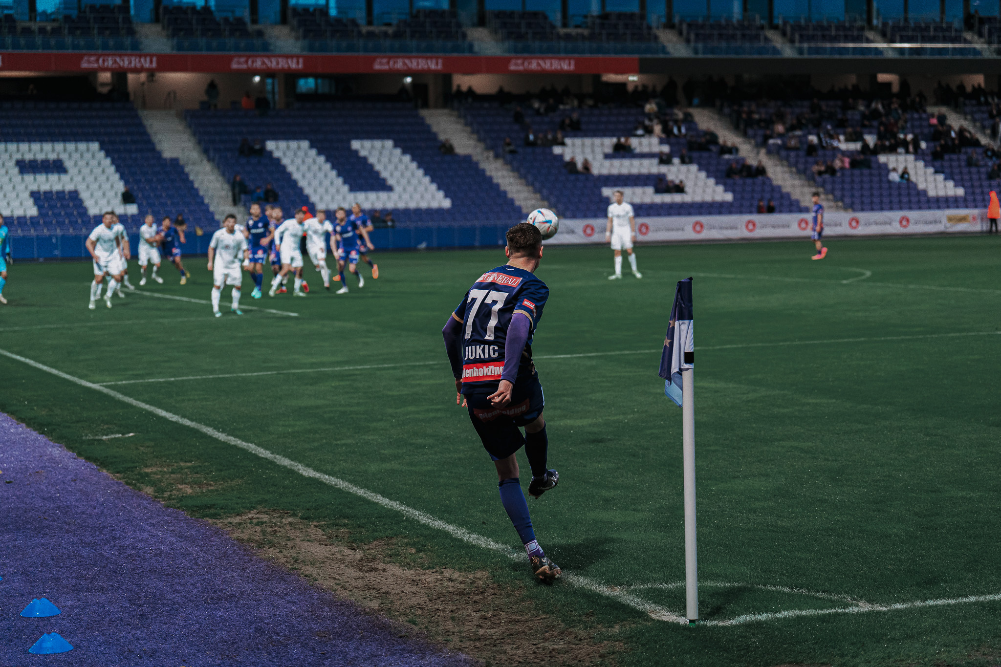Fußballer in einem Fußballstadion.
