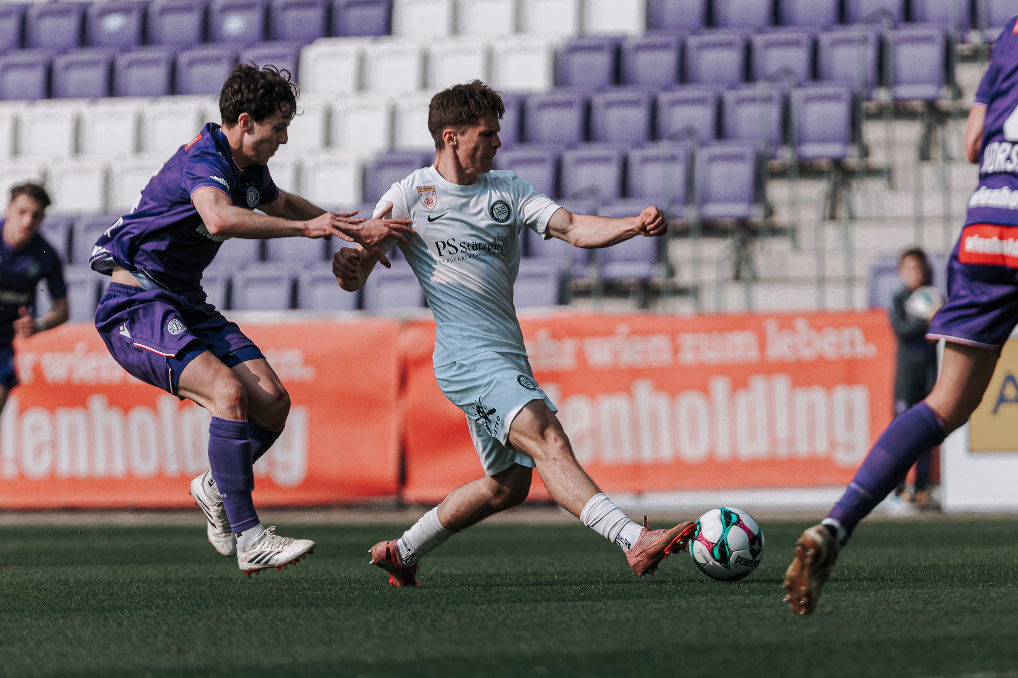 Zwei Männer spielen Fußball