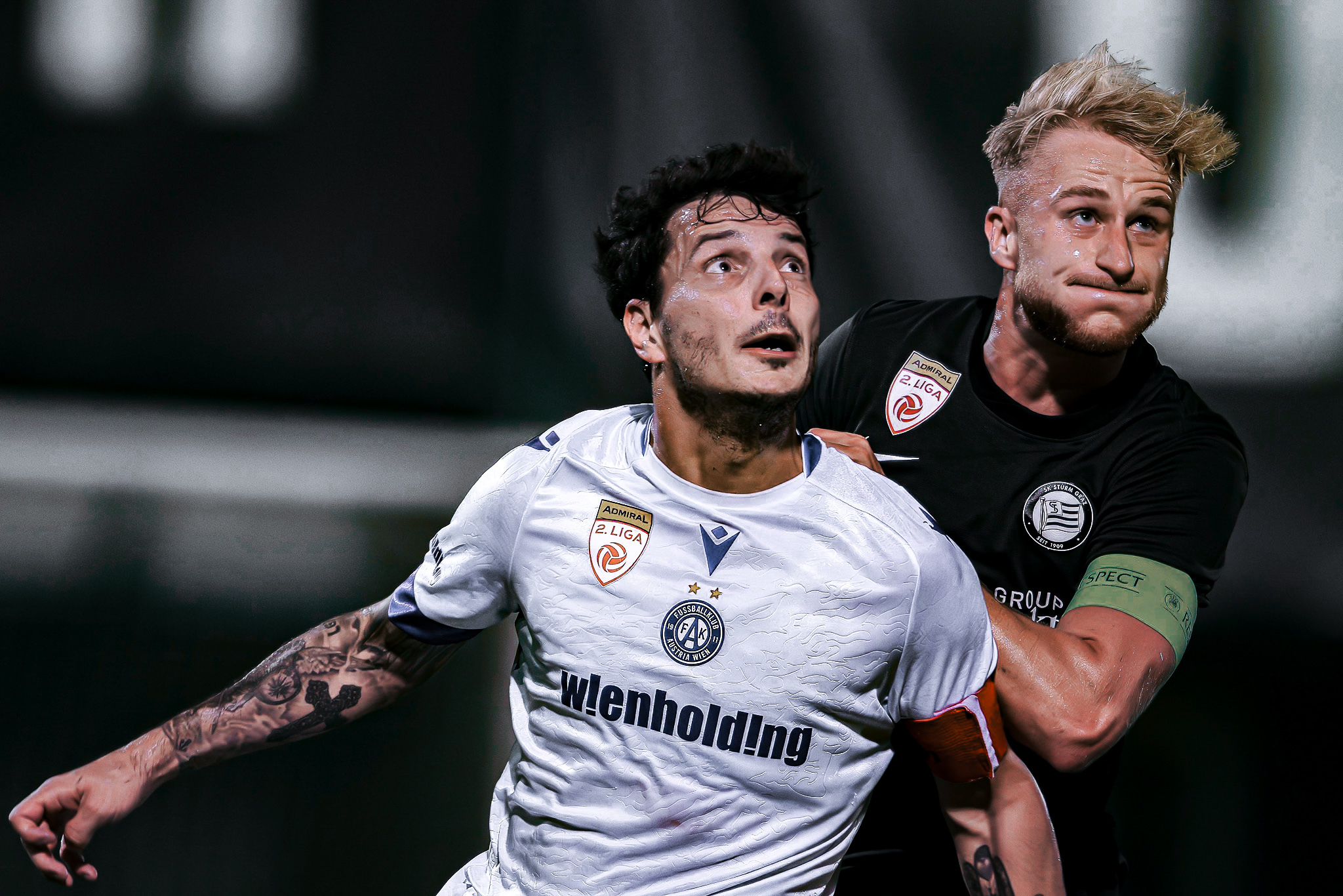 Zwei Fußballer im Zweikampf