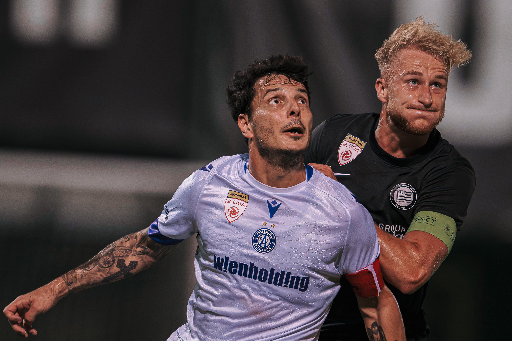 Zwei Fußballer im Zweikampf