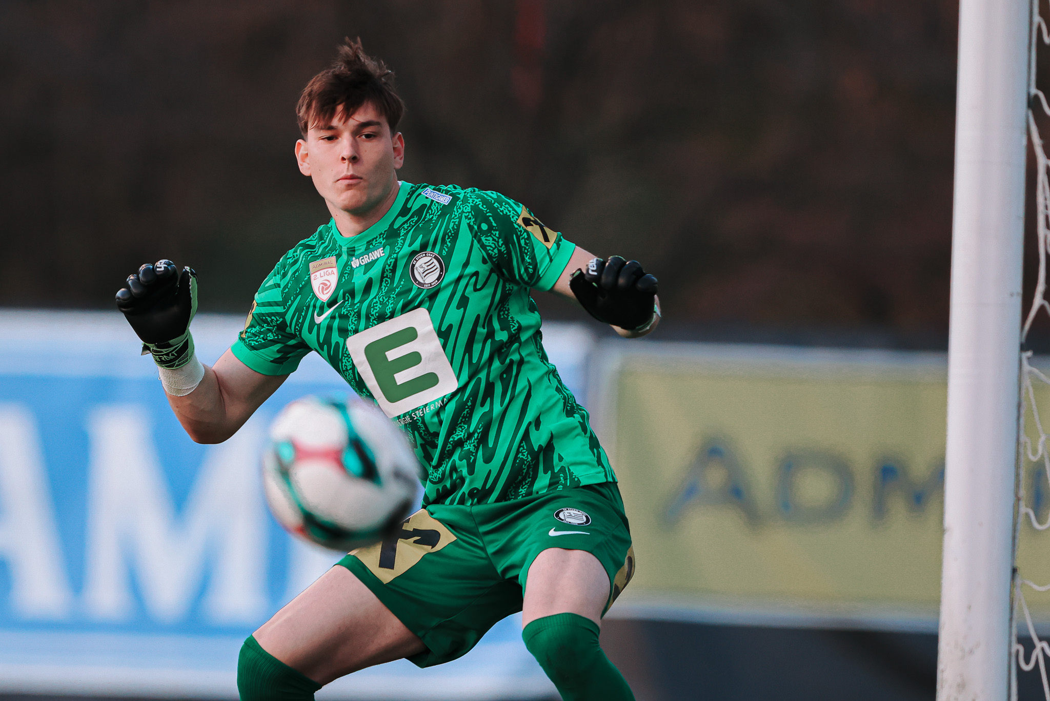 Ein Fußballtormann in Aktion.