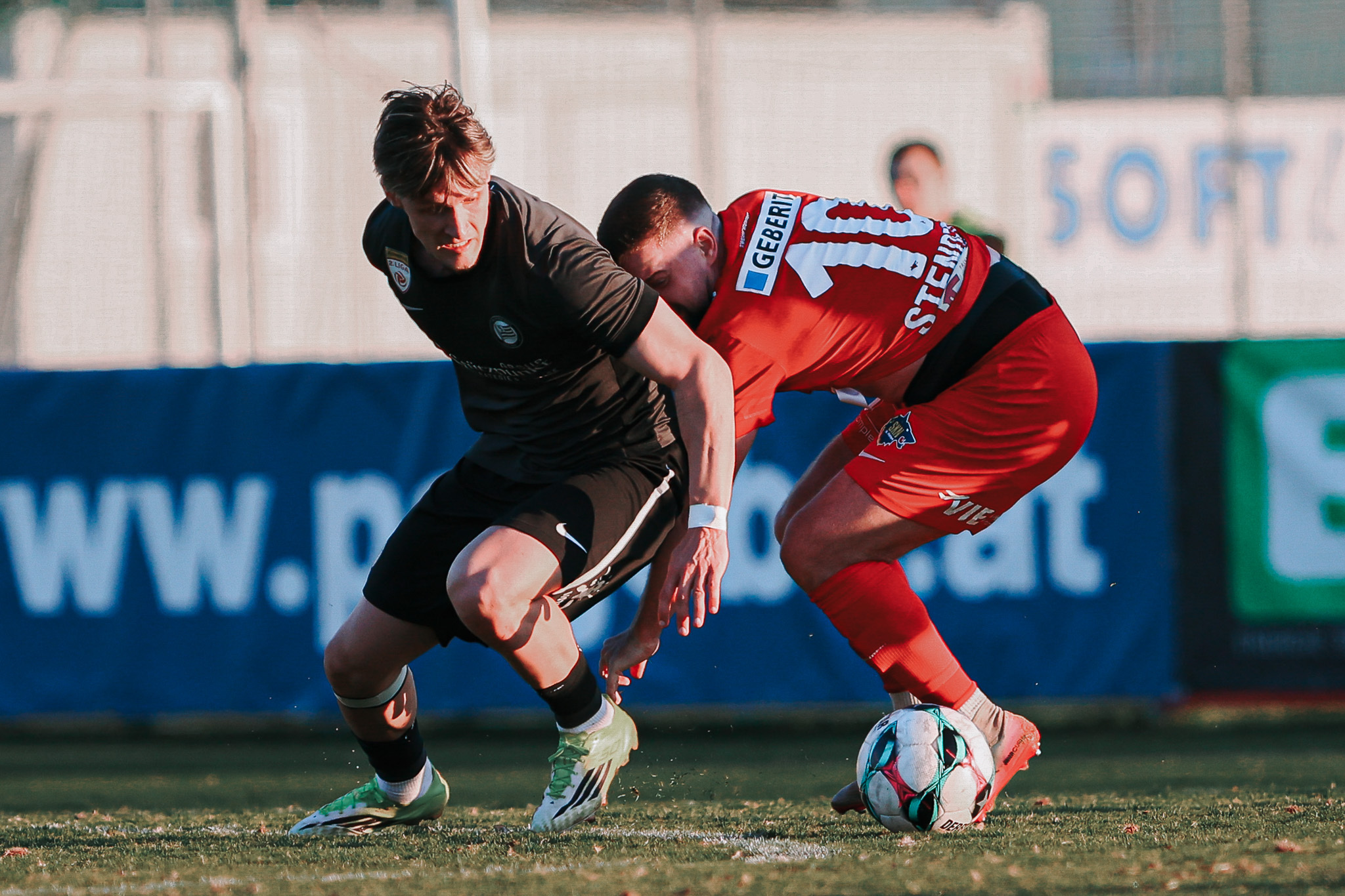 Zwei Fußballer im Zweikampf.