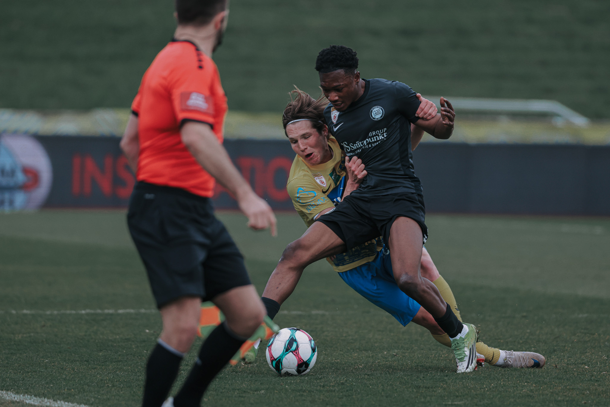 Zwei Fußballer im Zweikampf.