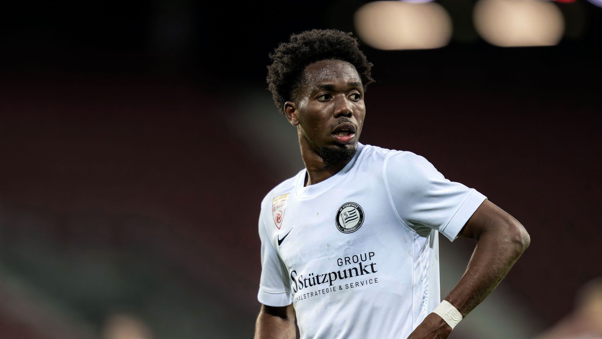 Ein Spieler in einem weißen Trikot schaut in eine Richtung