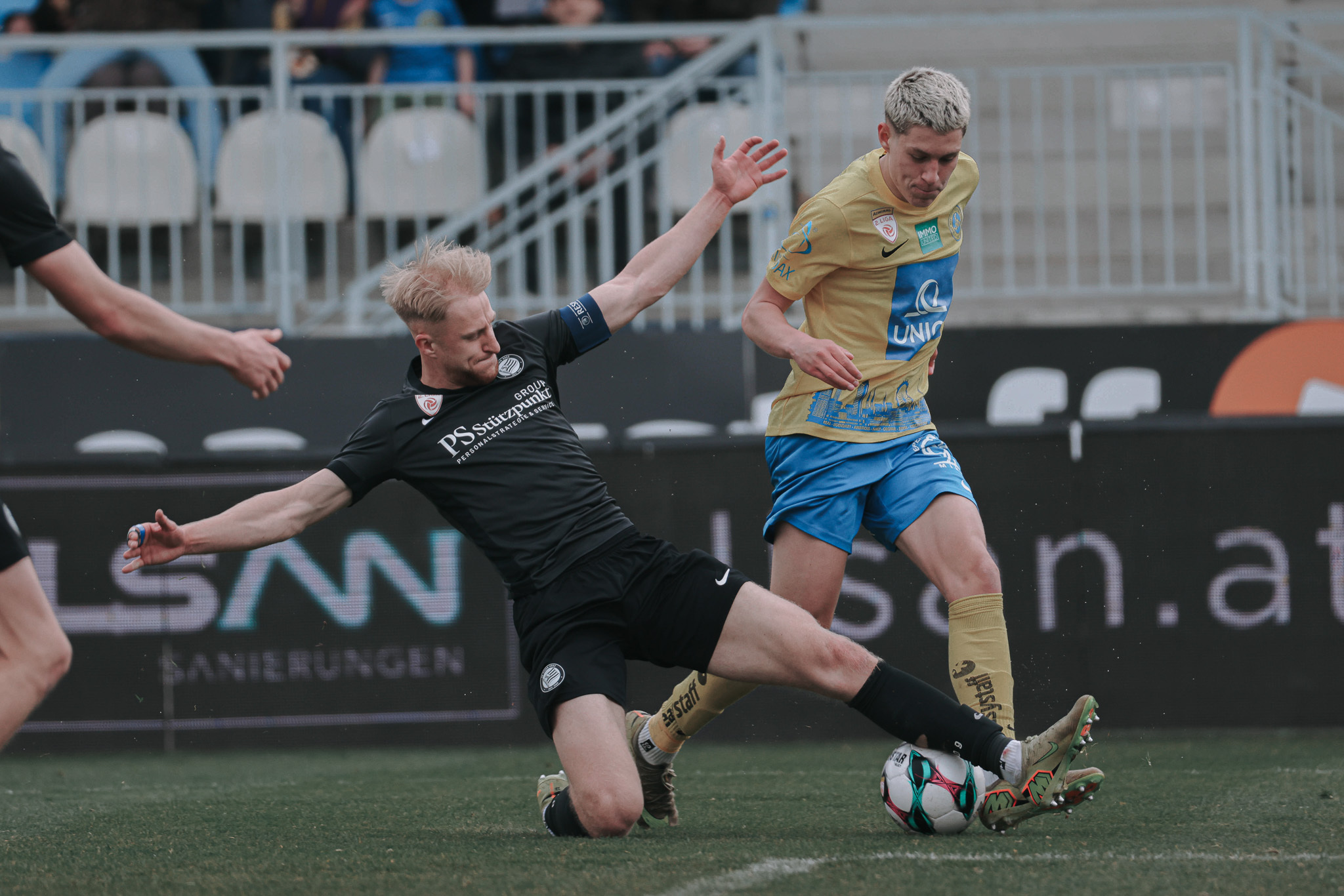 Zwei Fußballer im Zweikampf.