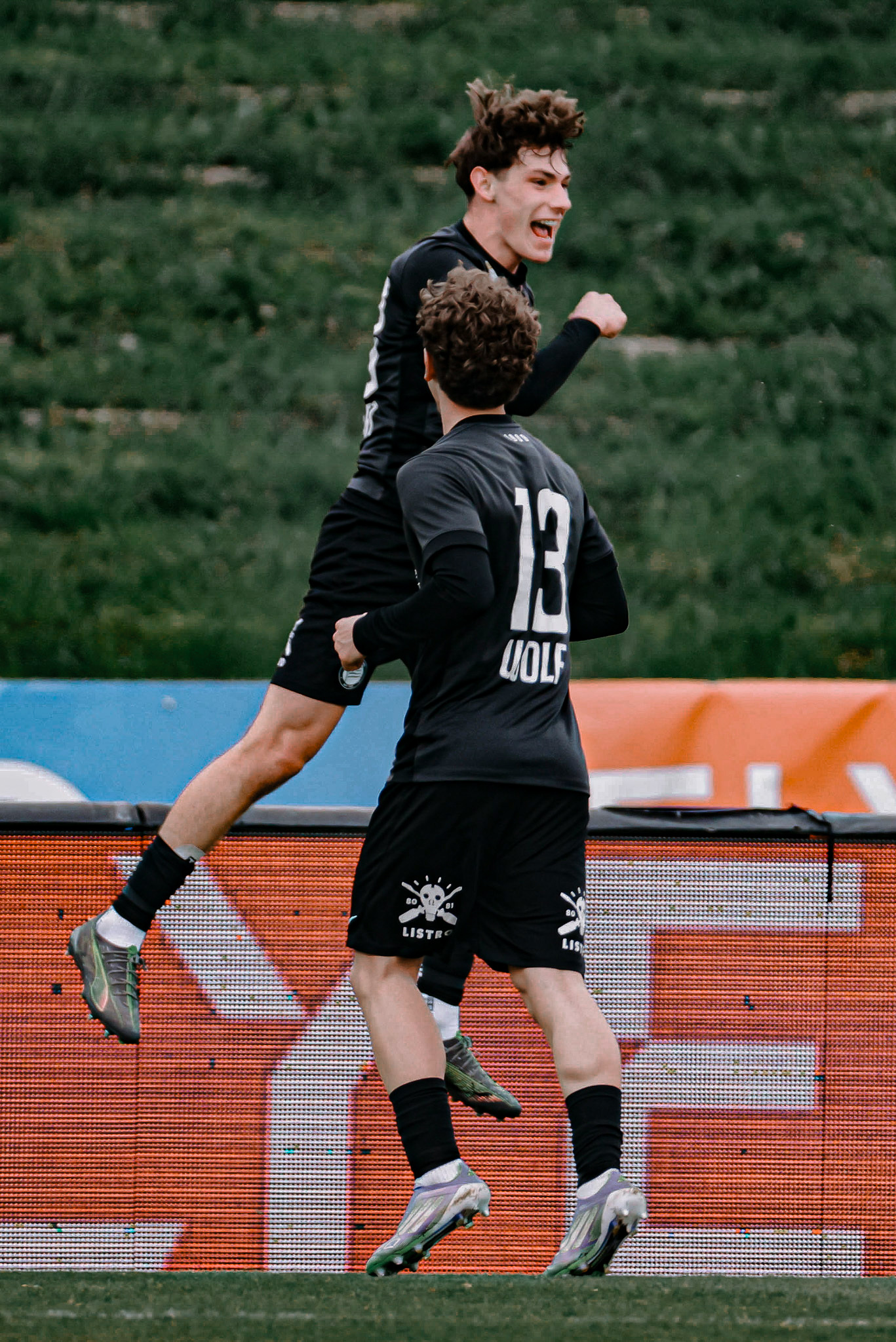 Ein Fußballer in Jubelpose.