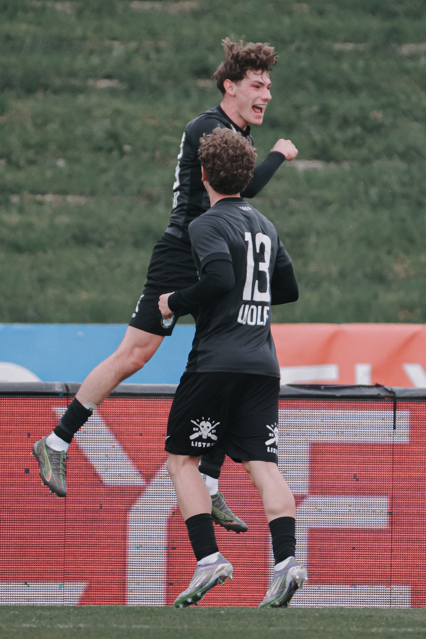 Ein Fußballer in Jubelpose.