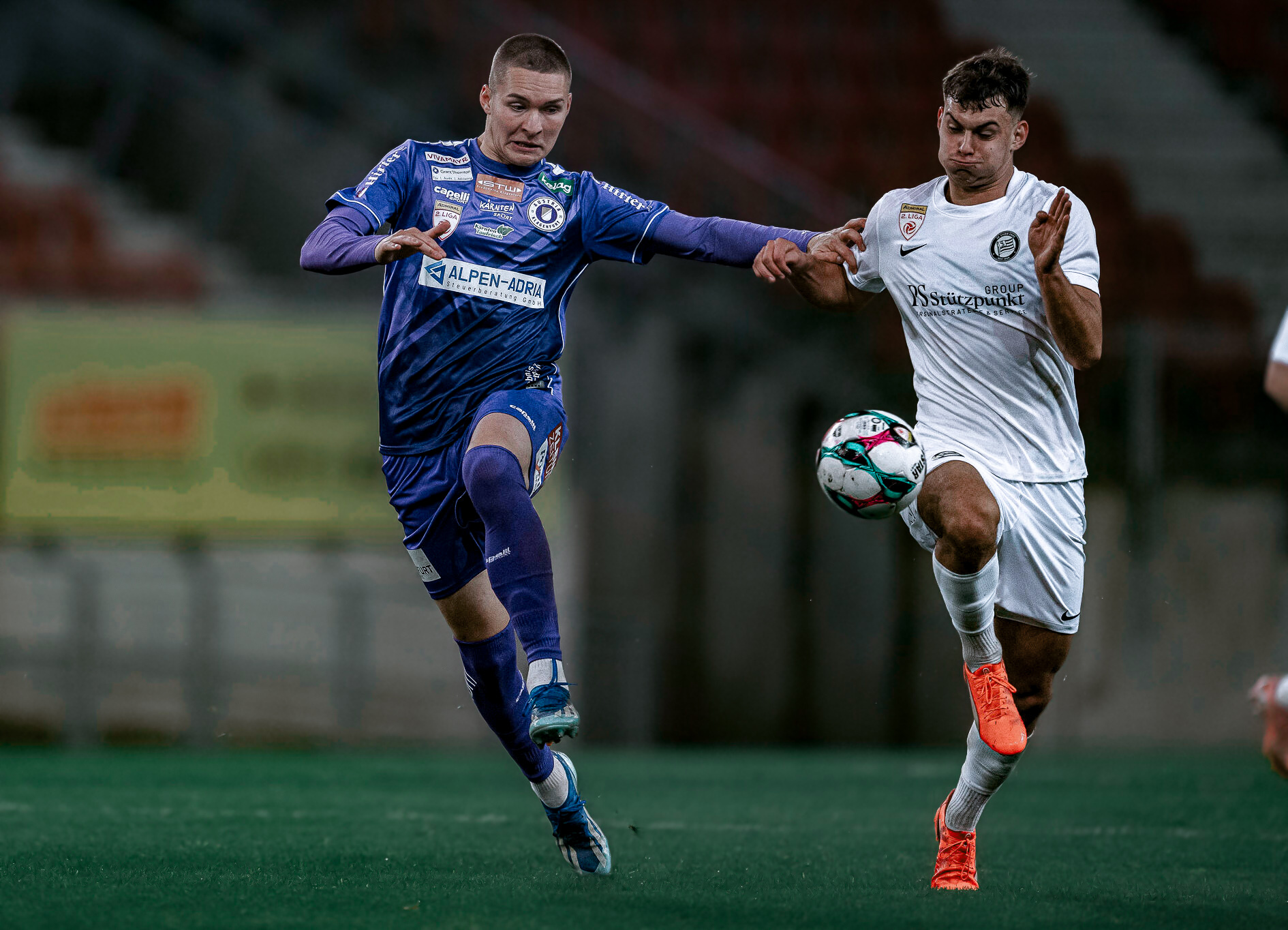 Zwei Fußballer im Zweikampf