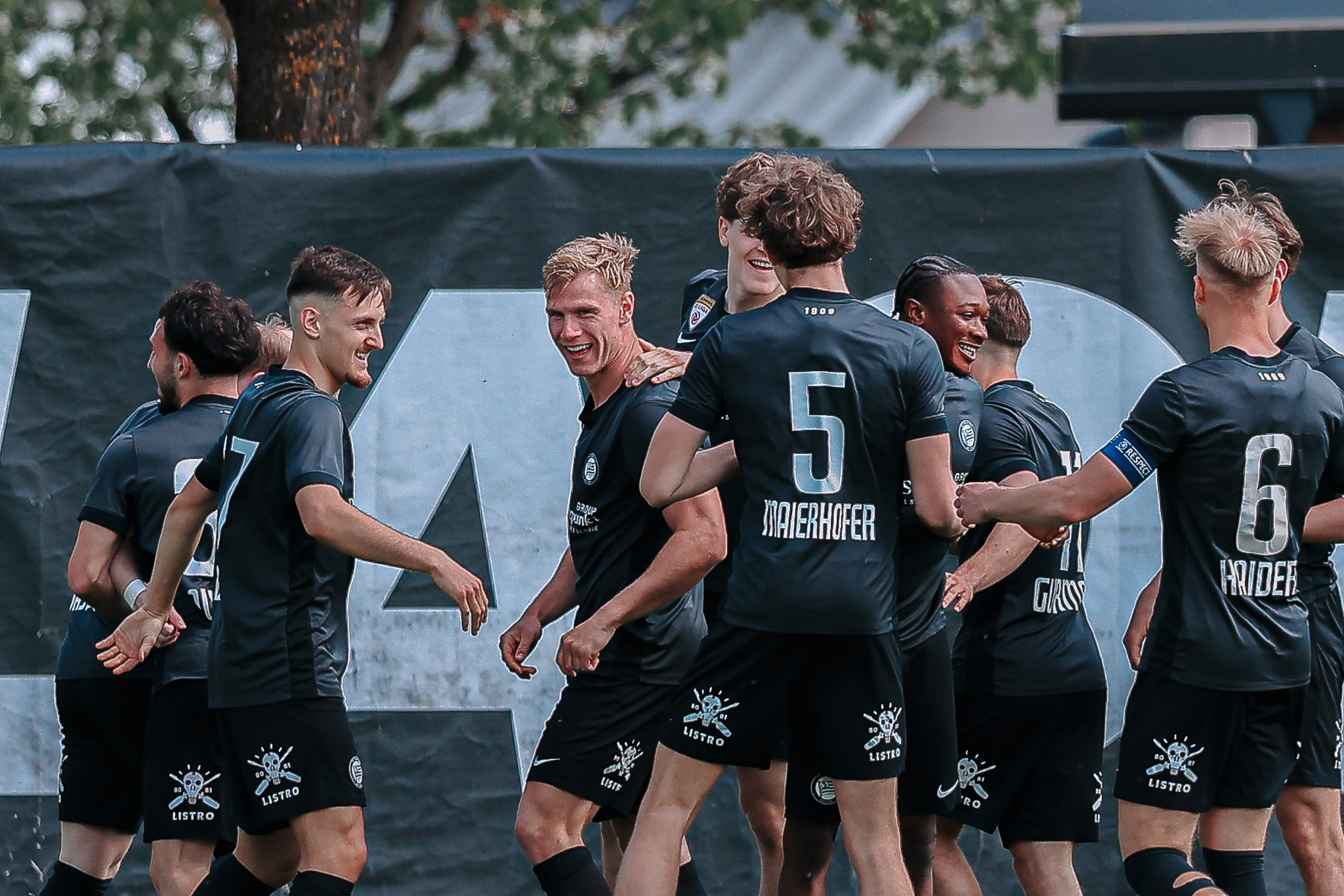 Fußballer in Jubelpose.