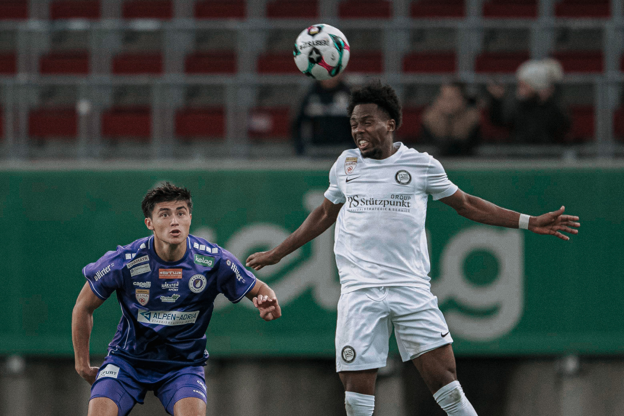 Ein Fußballer mit einem Kopfball.