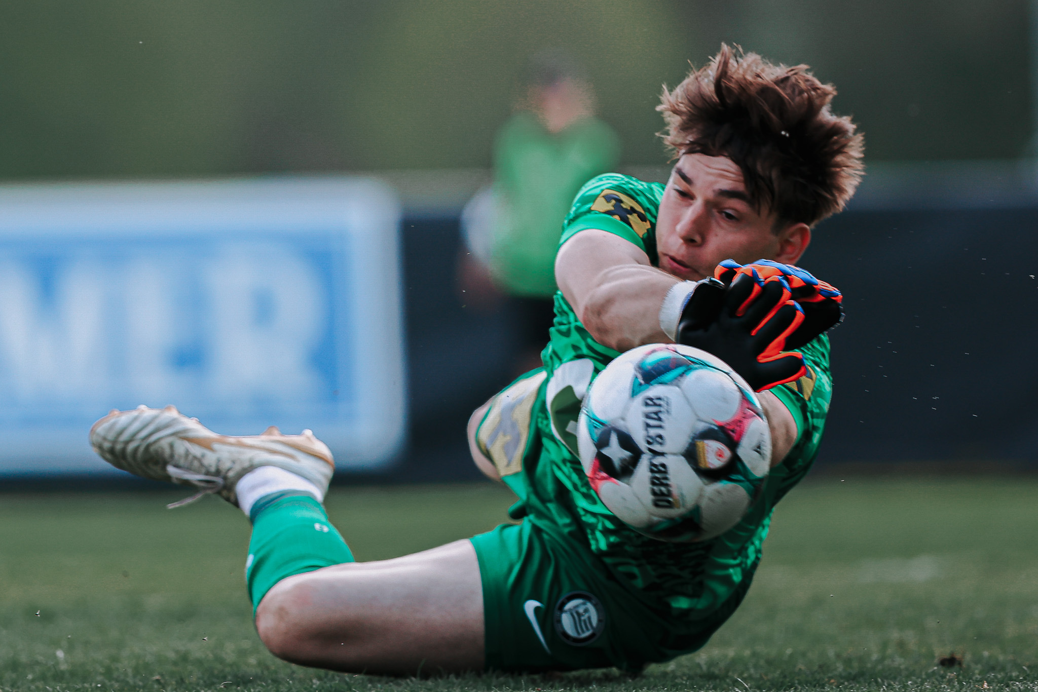 Ein Fußballtormann in Aktion.