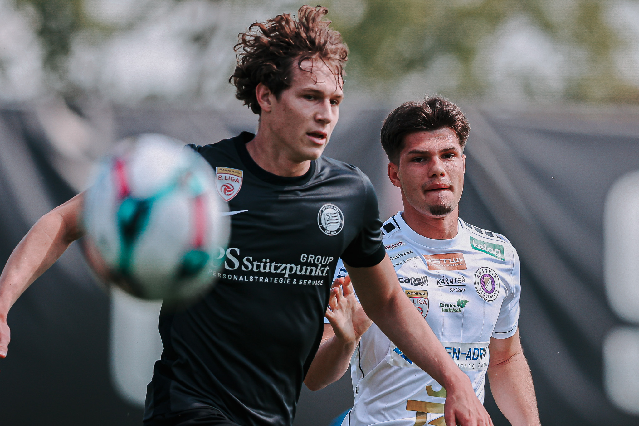 Zwei Fußballer im Zweikampf.