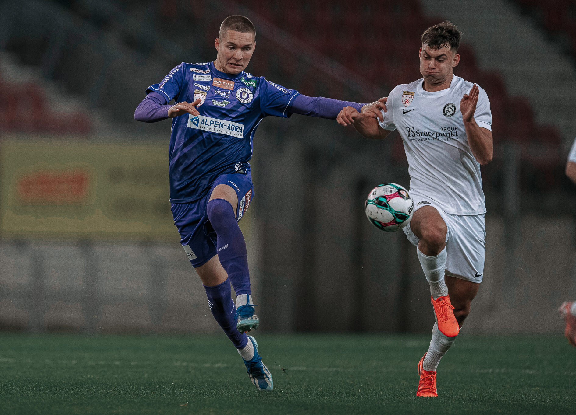 Zwei Fußballer im Zweikampf