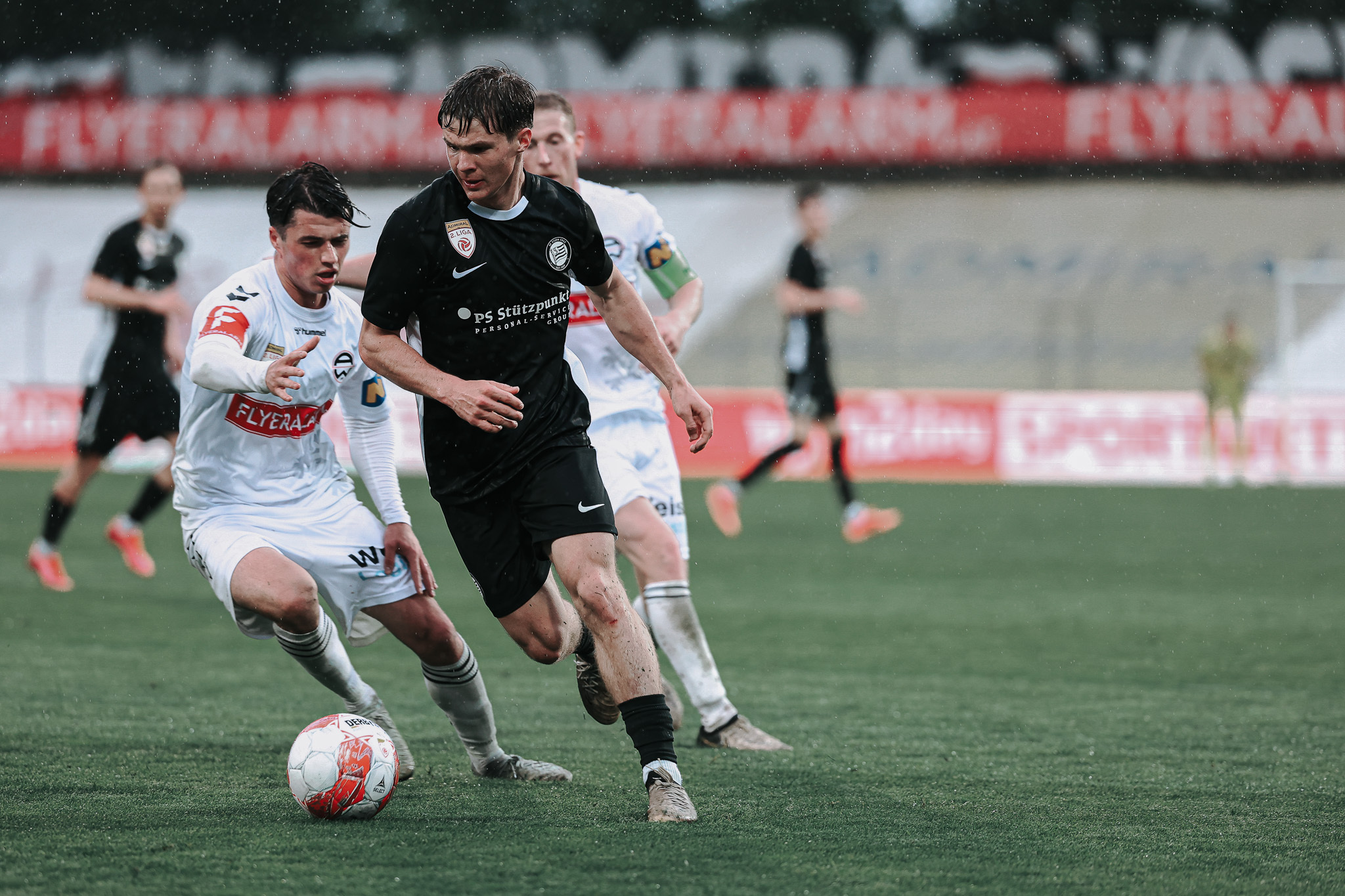 Zwei Fußballer im Zweikampf.