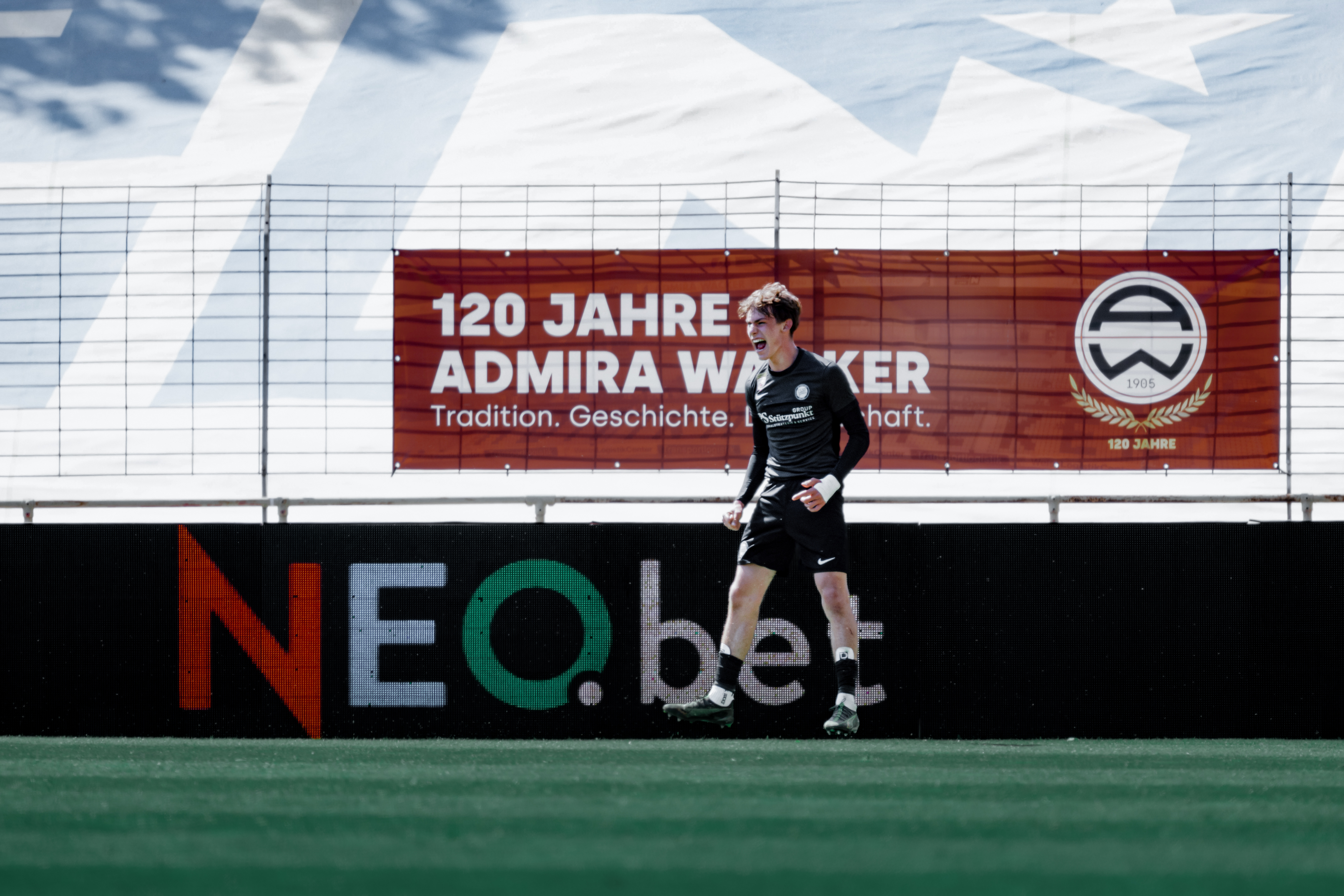 Ein Fußballer jubelt