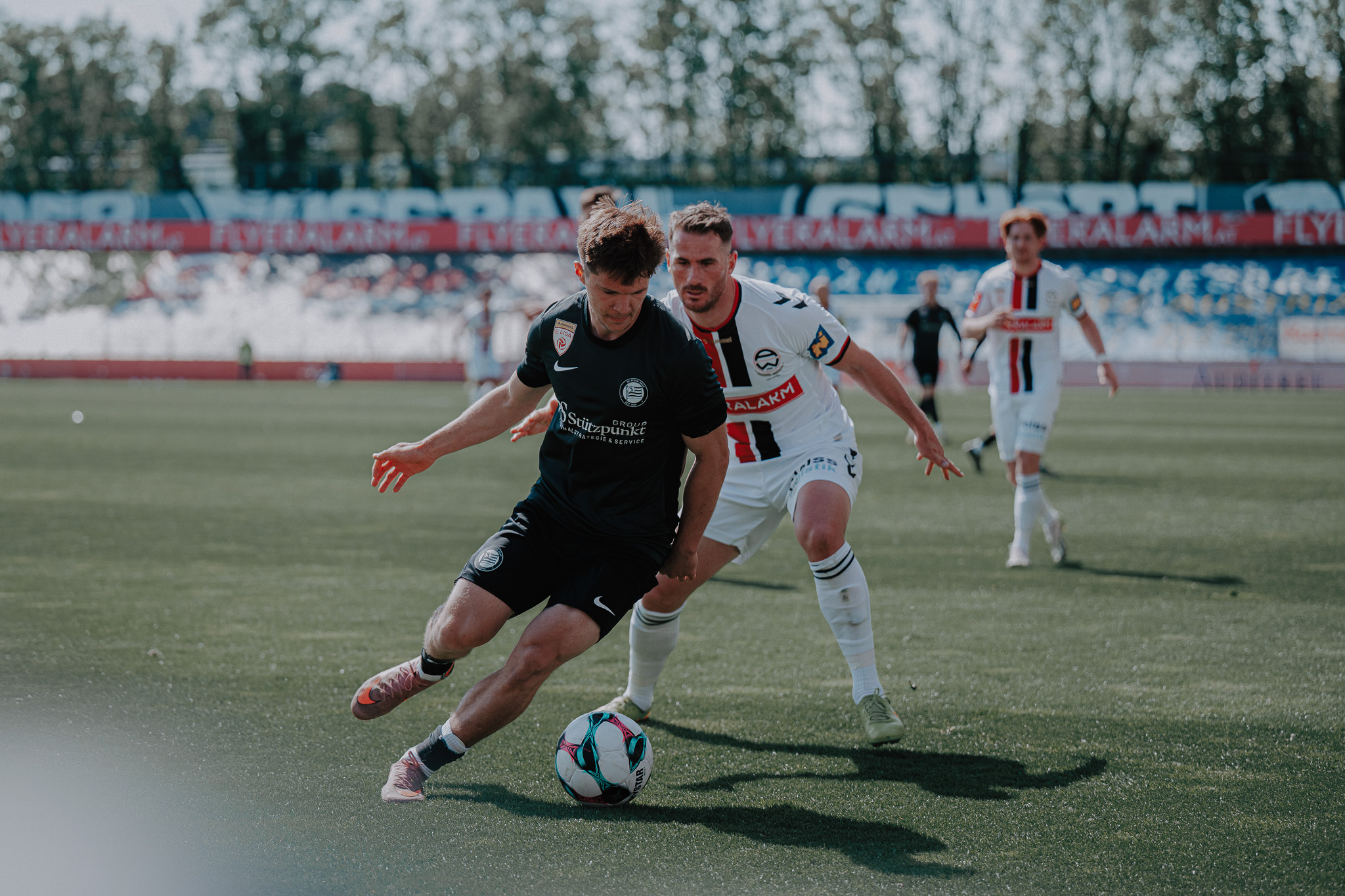 Zwei Fußballer im Zweikampf.