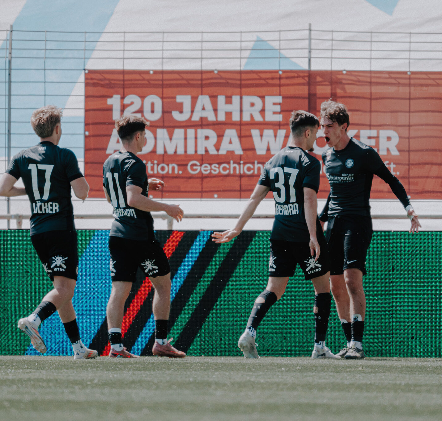 Vier Fußballer jubeln