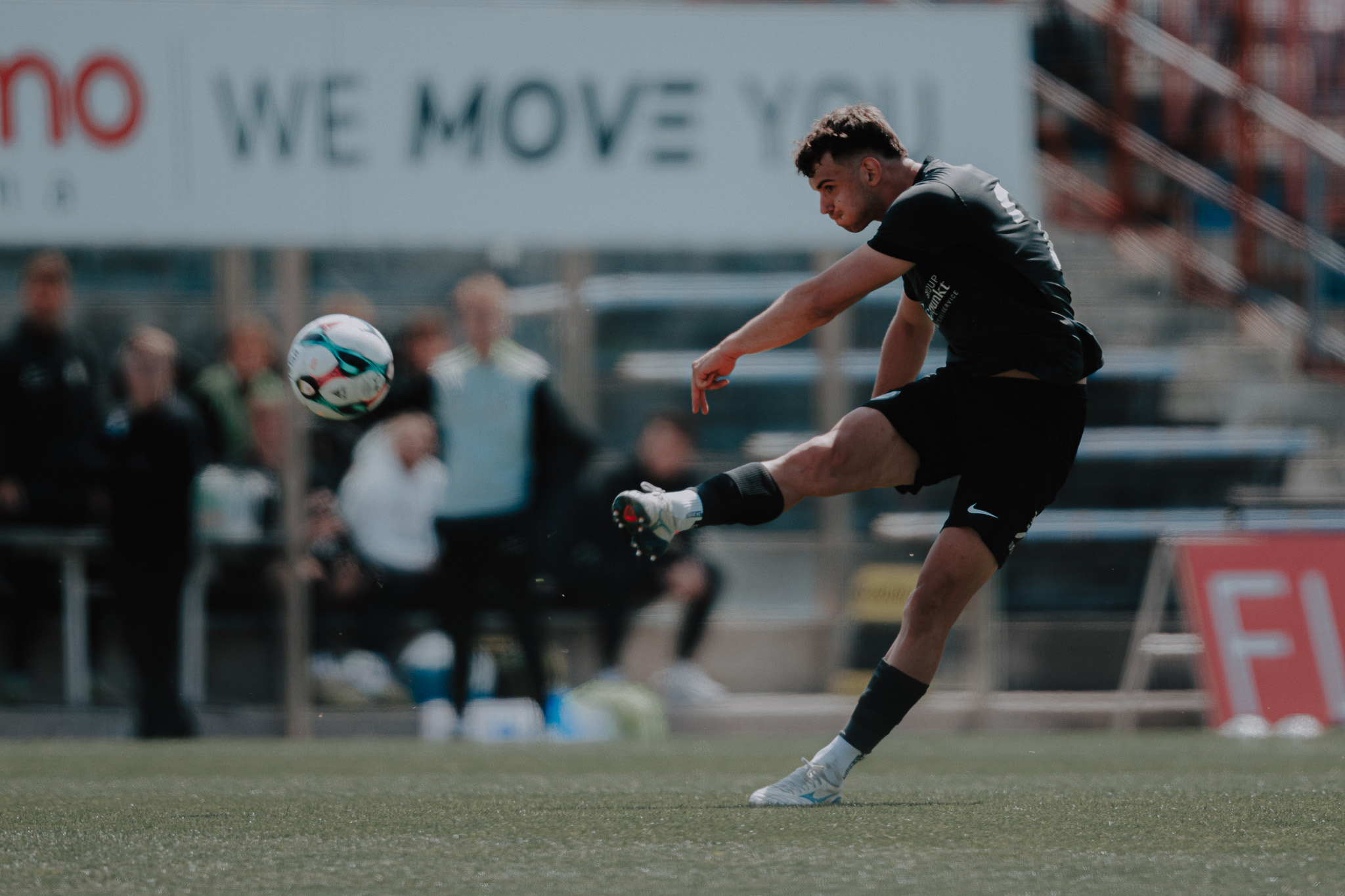 Ein Fußballer mit einem Ball