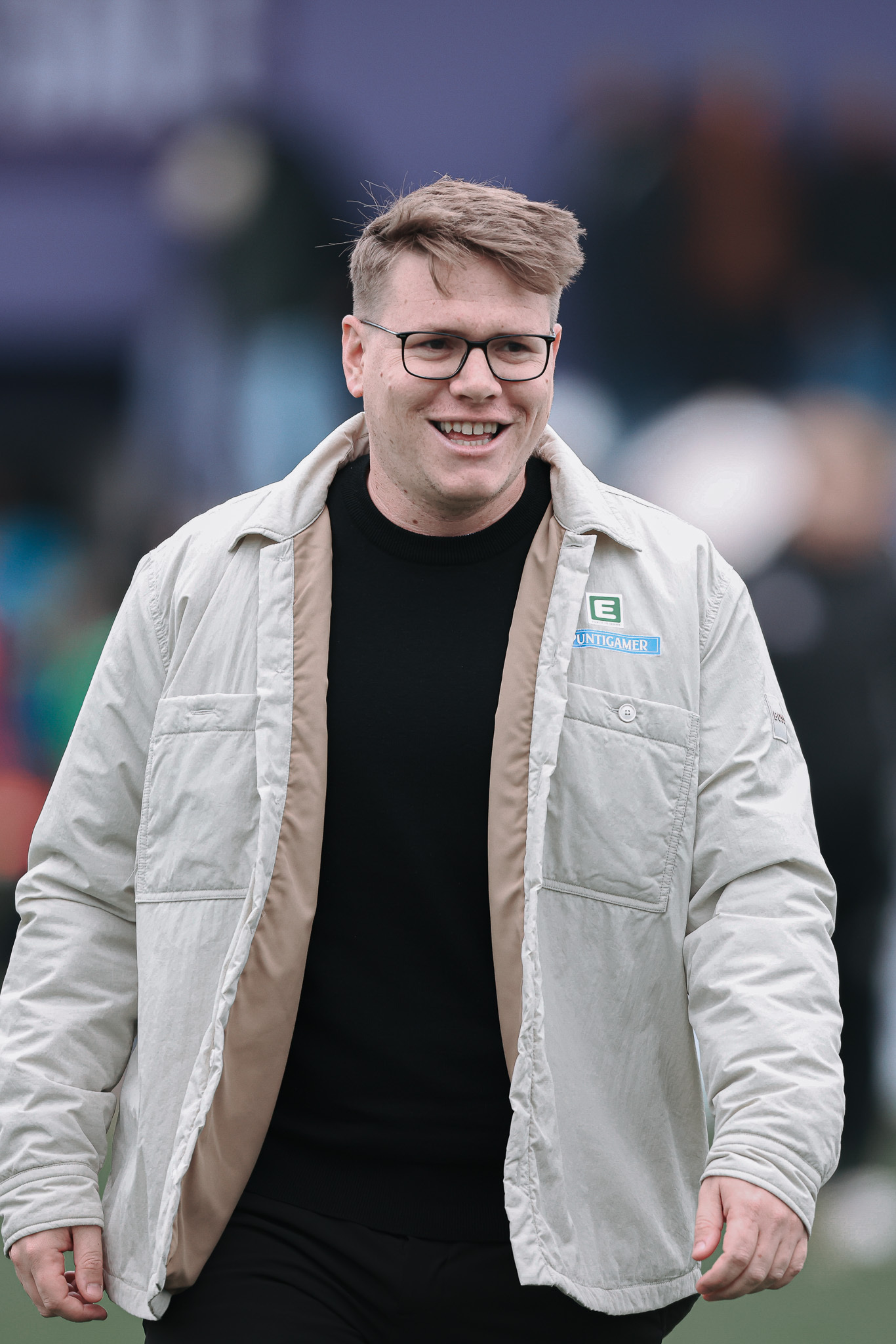 Ein Mann lächelt