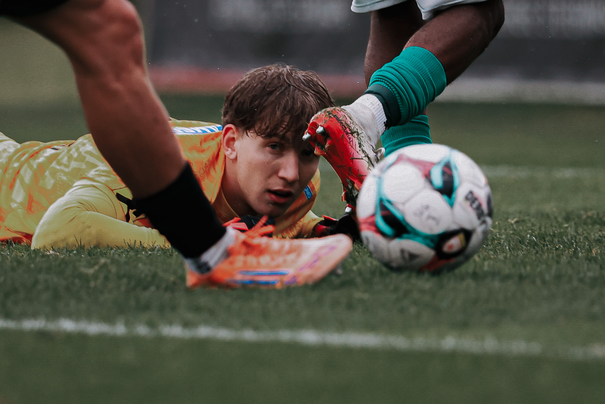 Ein Fußballtormann liegt am Boden