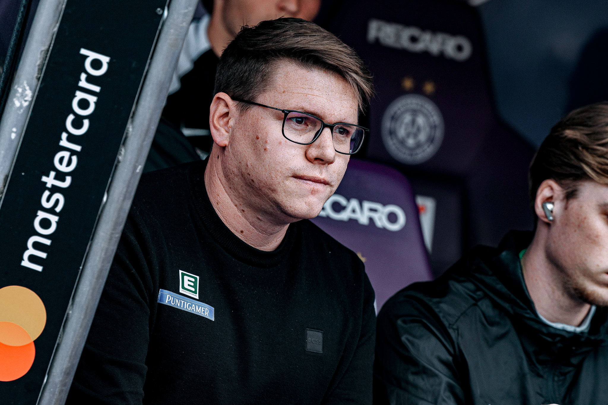 Ein Fußballtrainer auf der Trainerbank