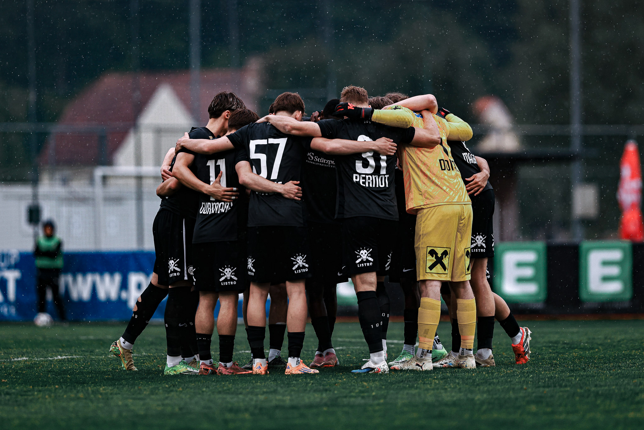 Fußballer stellen sich im Kreis auf