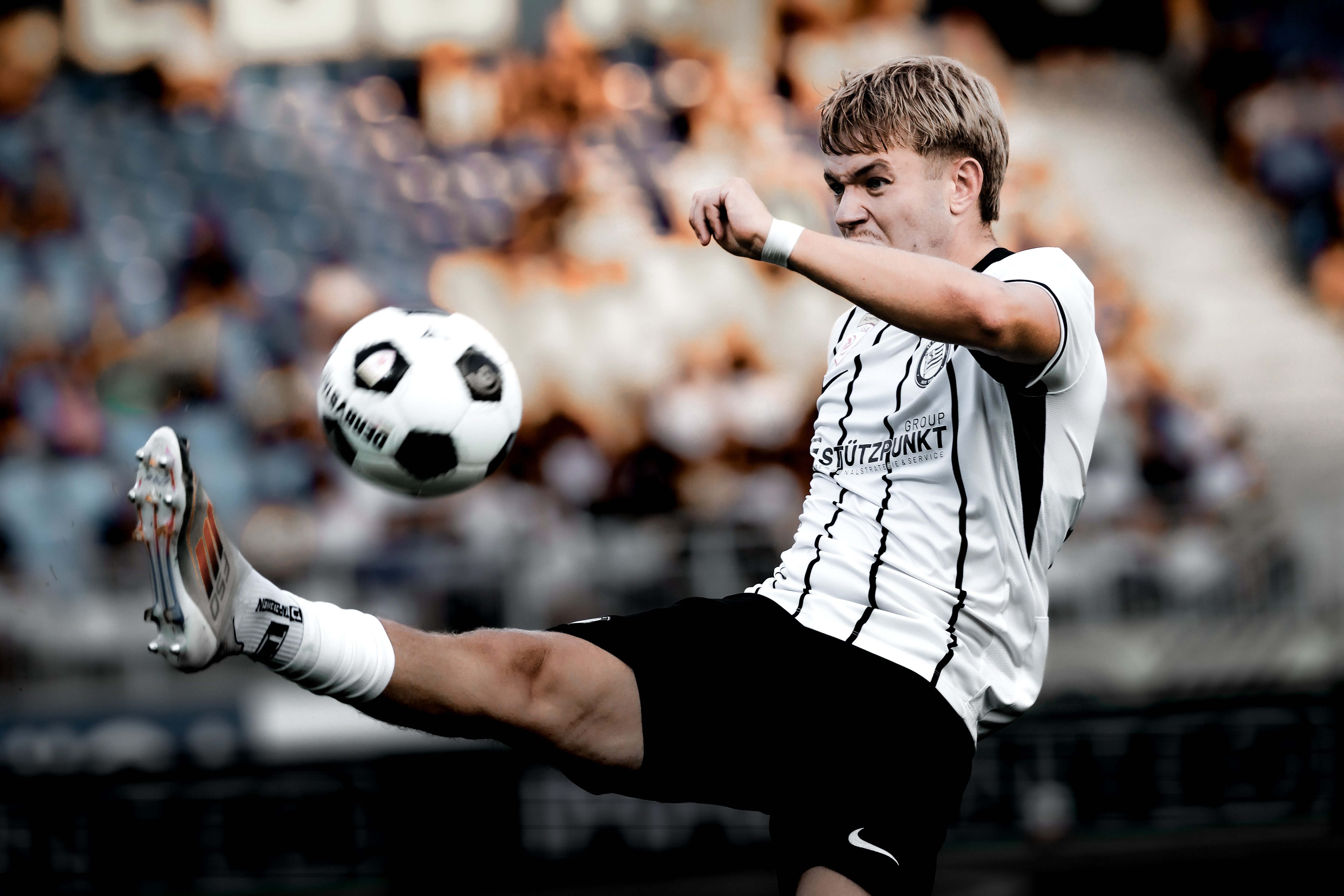 Ein Fußballer mit einem Ball.