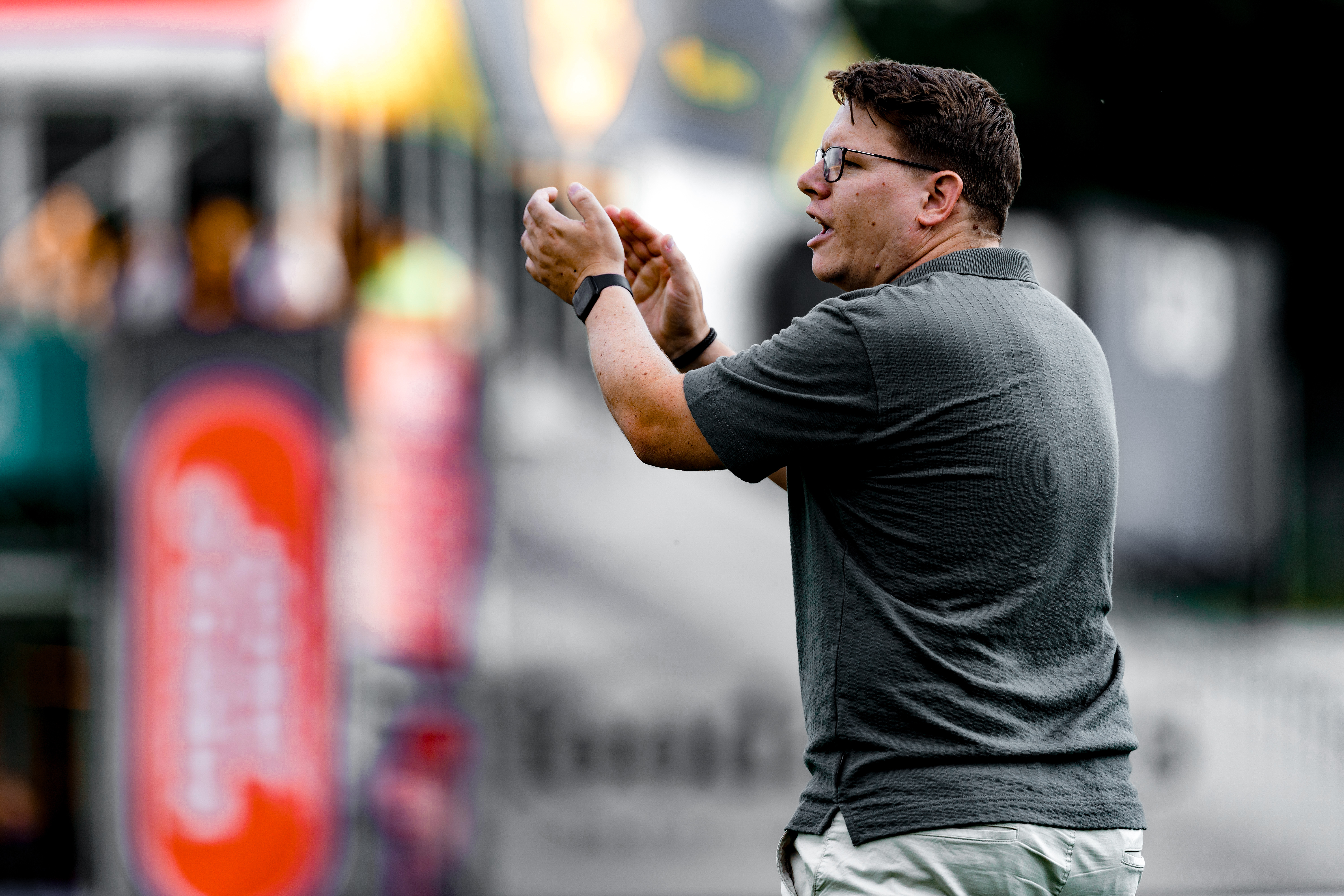Ein Trainer macht Geste mit der Hand