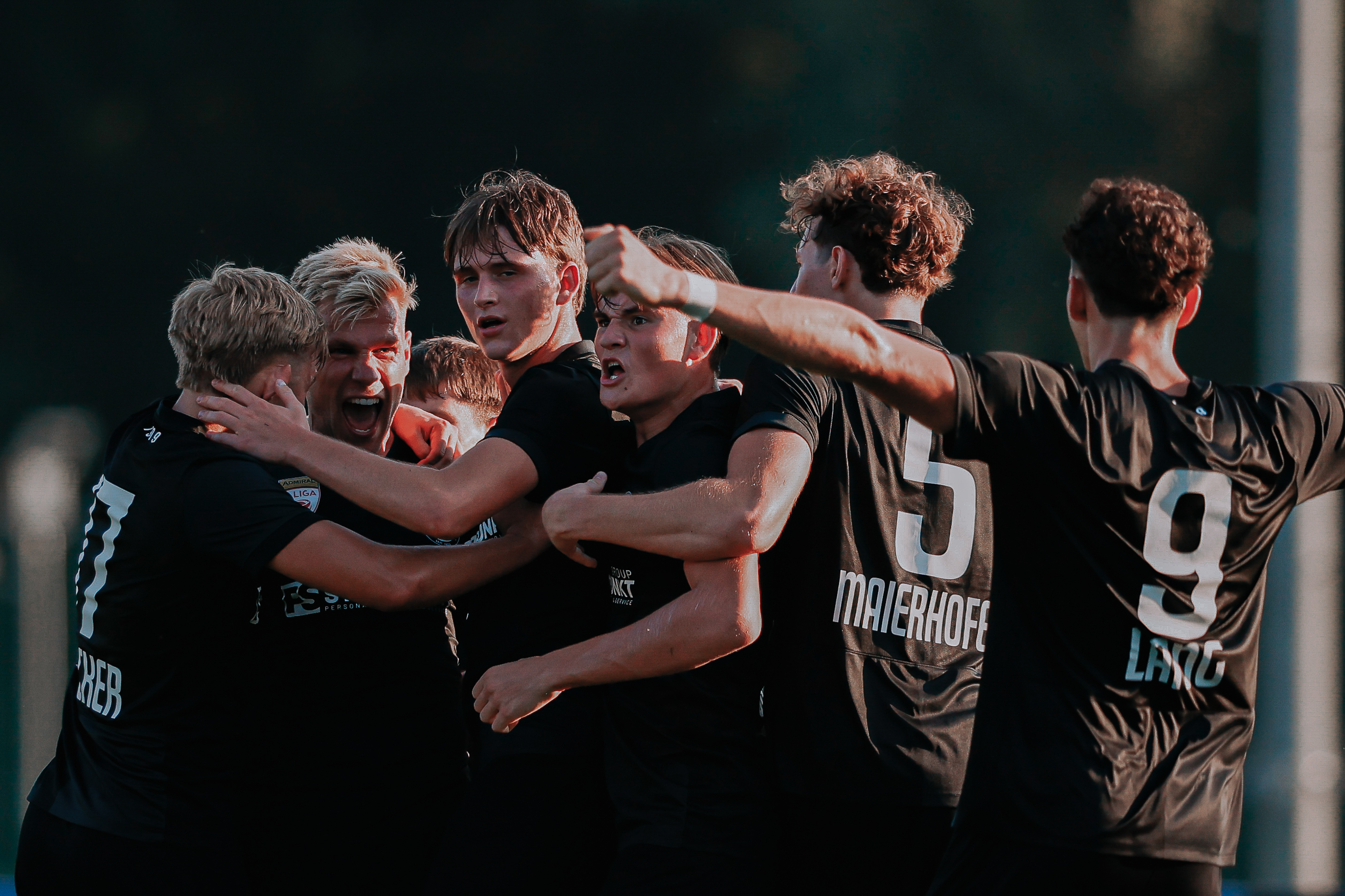 Eine Gruppe Fußballer in Jubelpose.