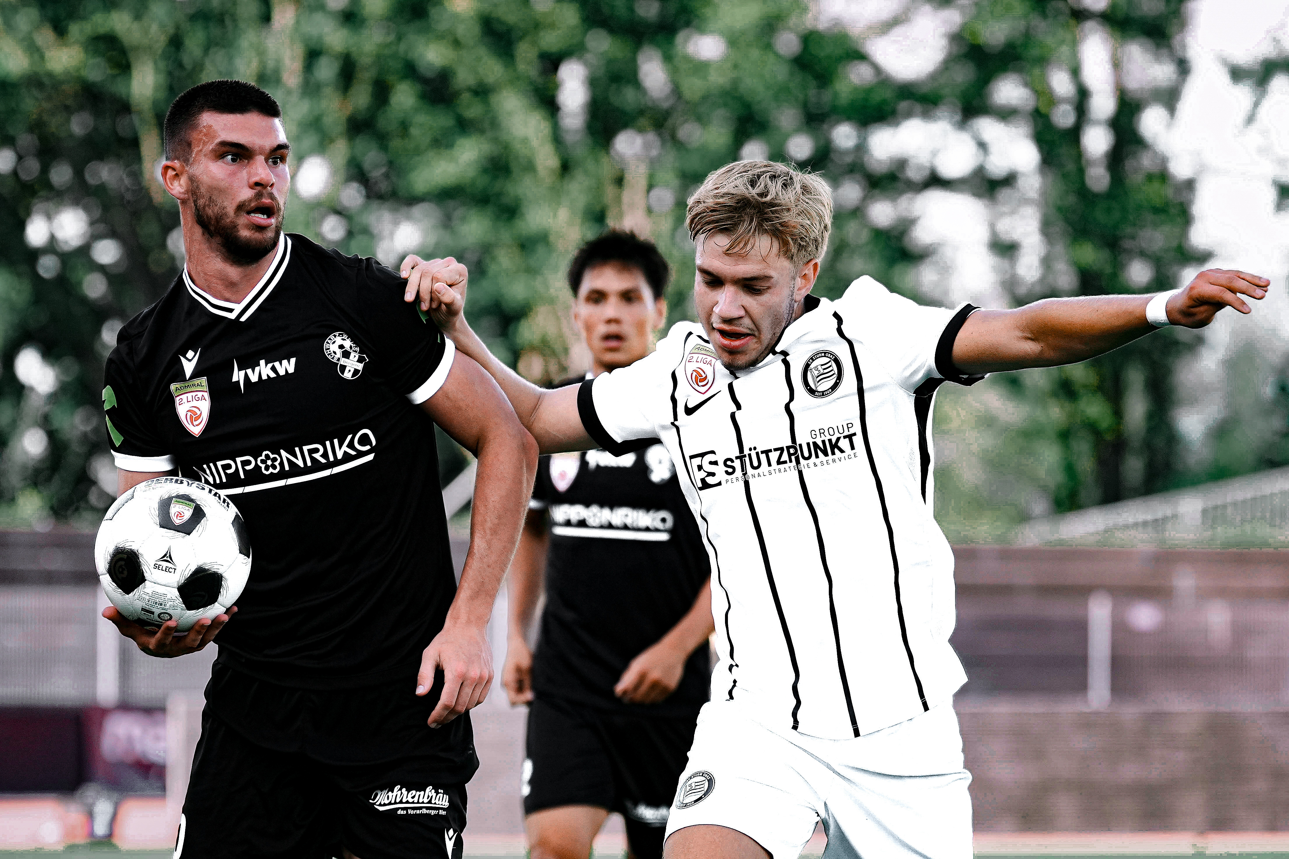 Zwei Fußballer im Zweikampf