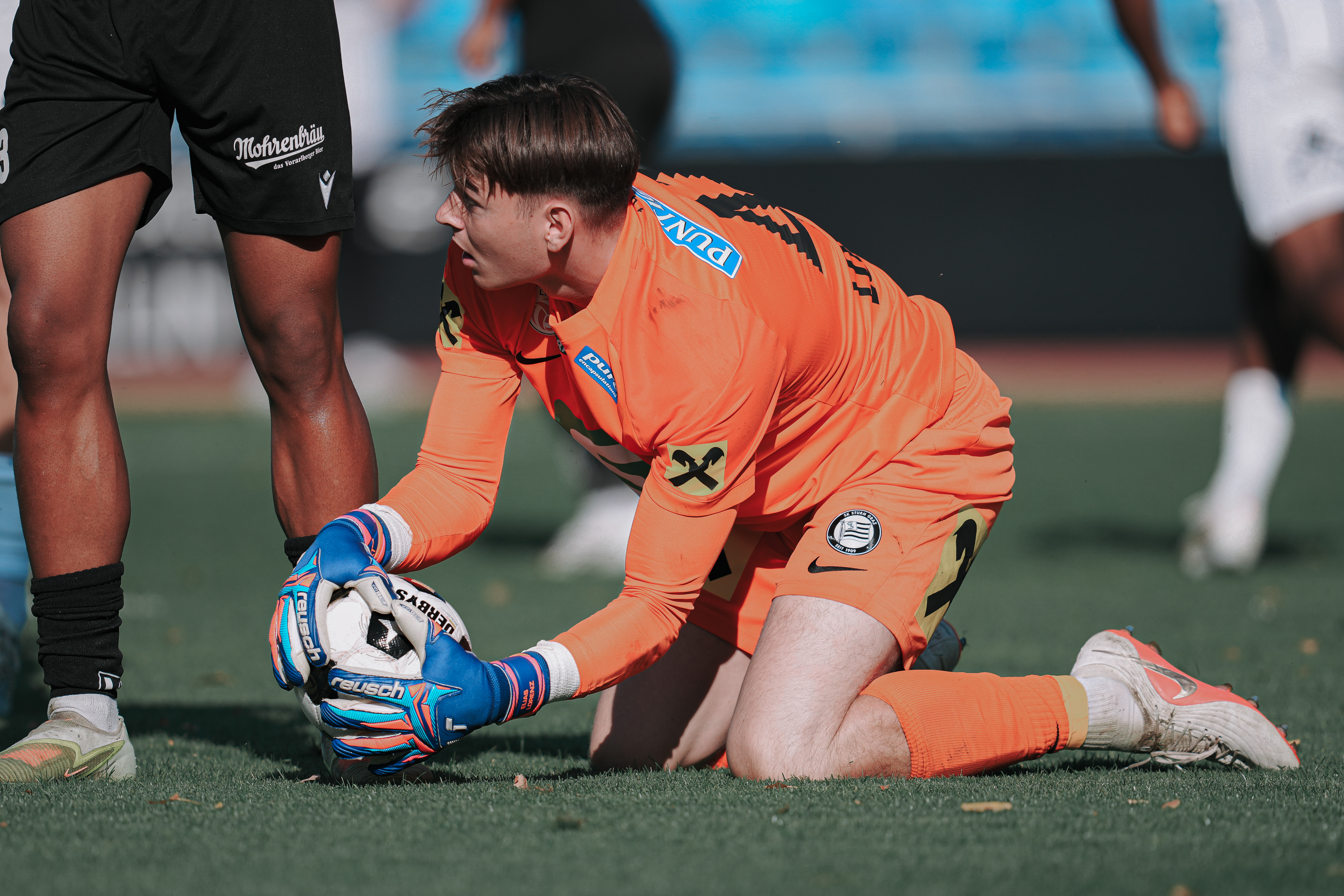 Ein Tormann fängt einen Ball
