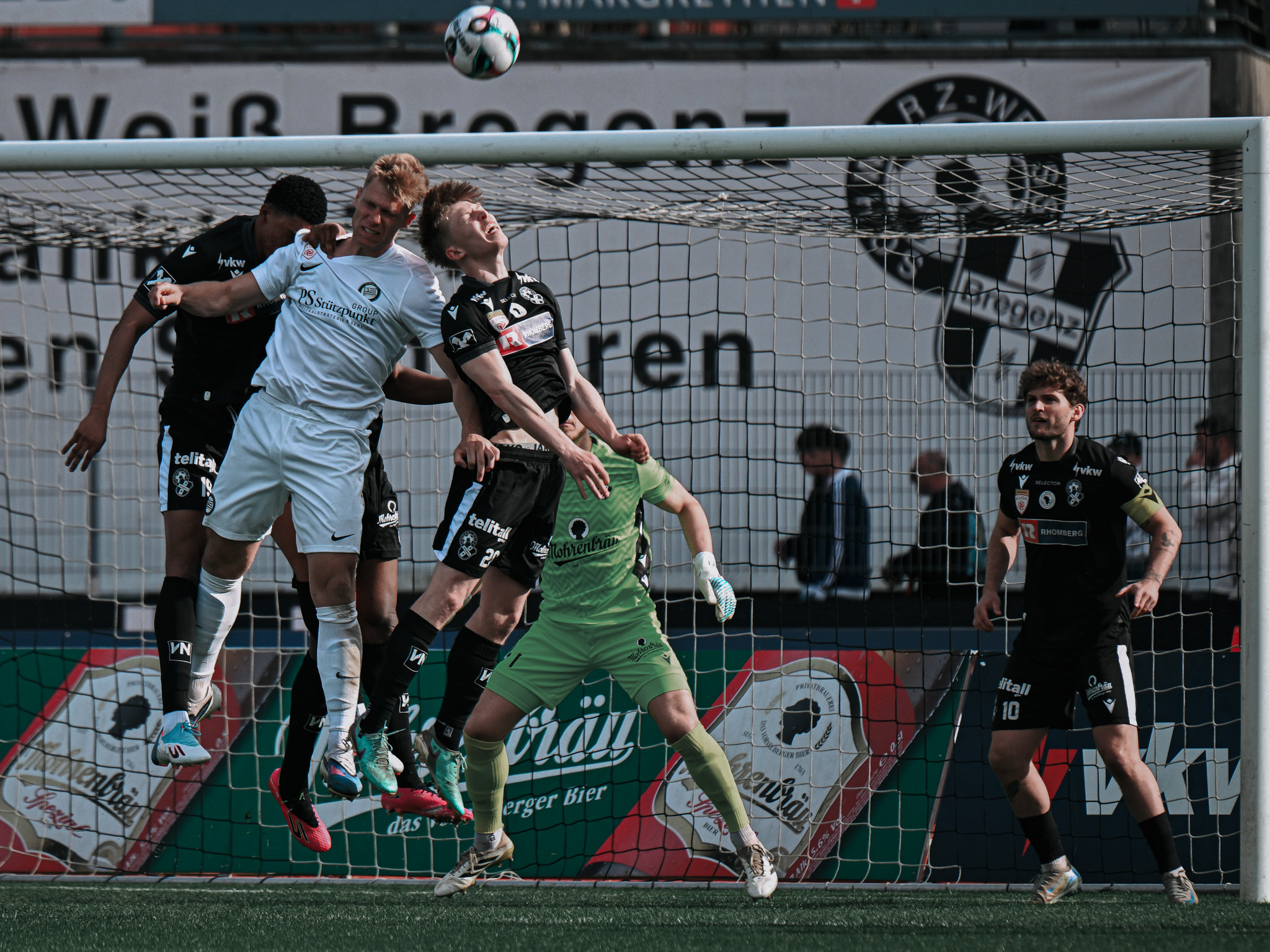 Luftduell im Spiel Bregenz gegen Sturm II