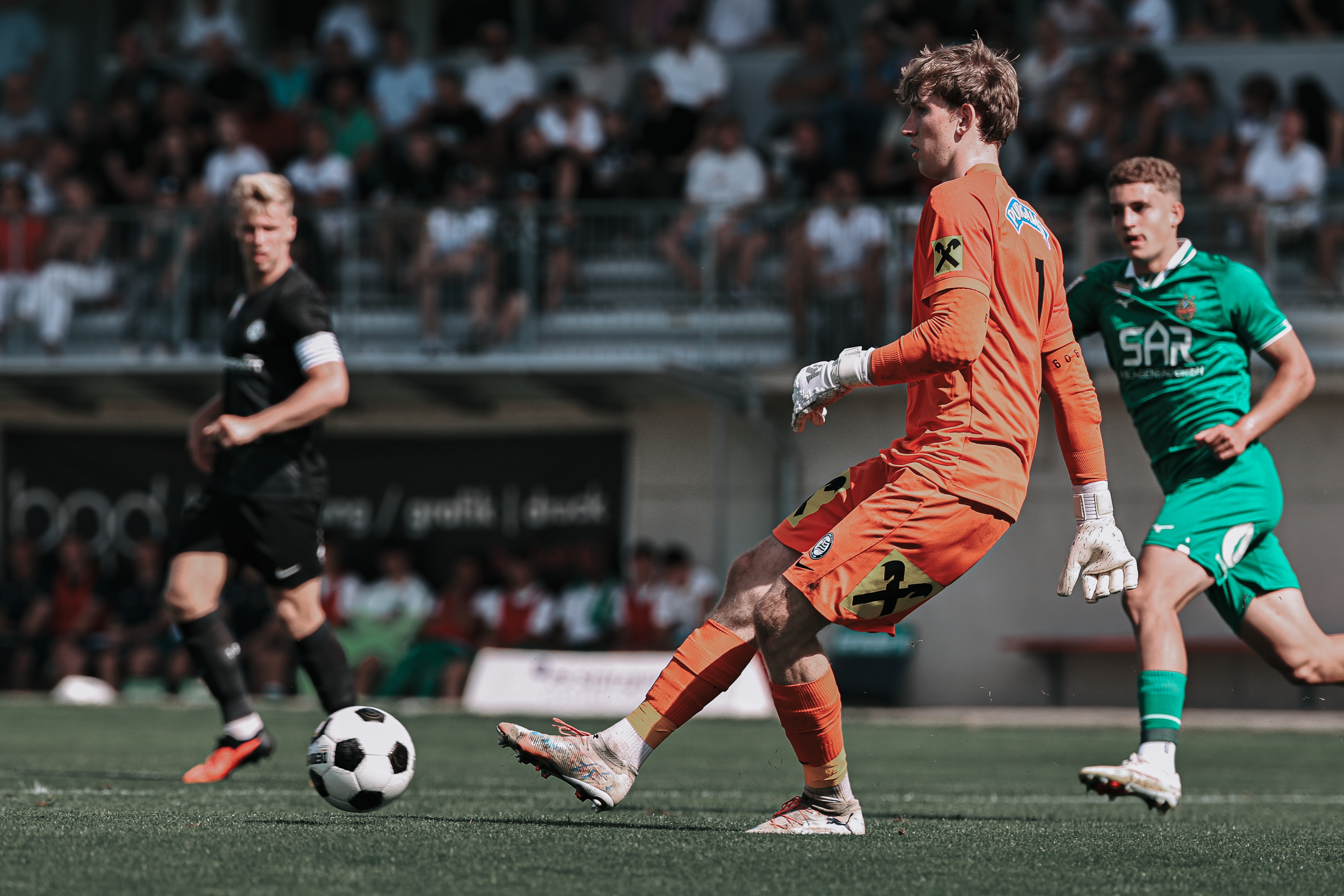 Ein Fußballer mit einem Ball.