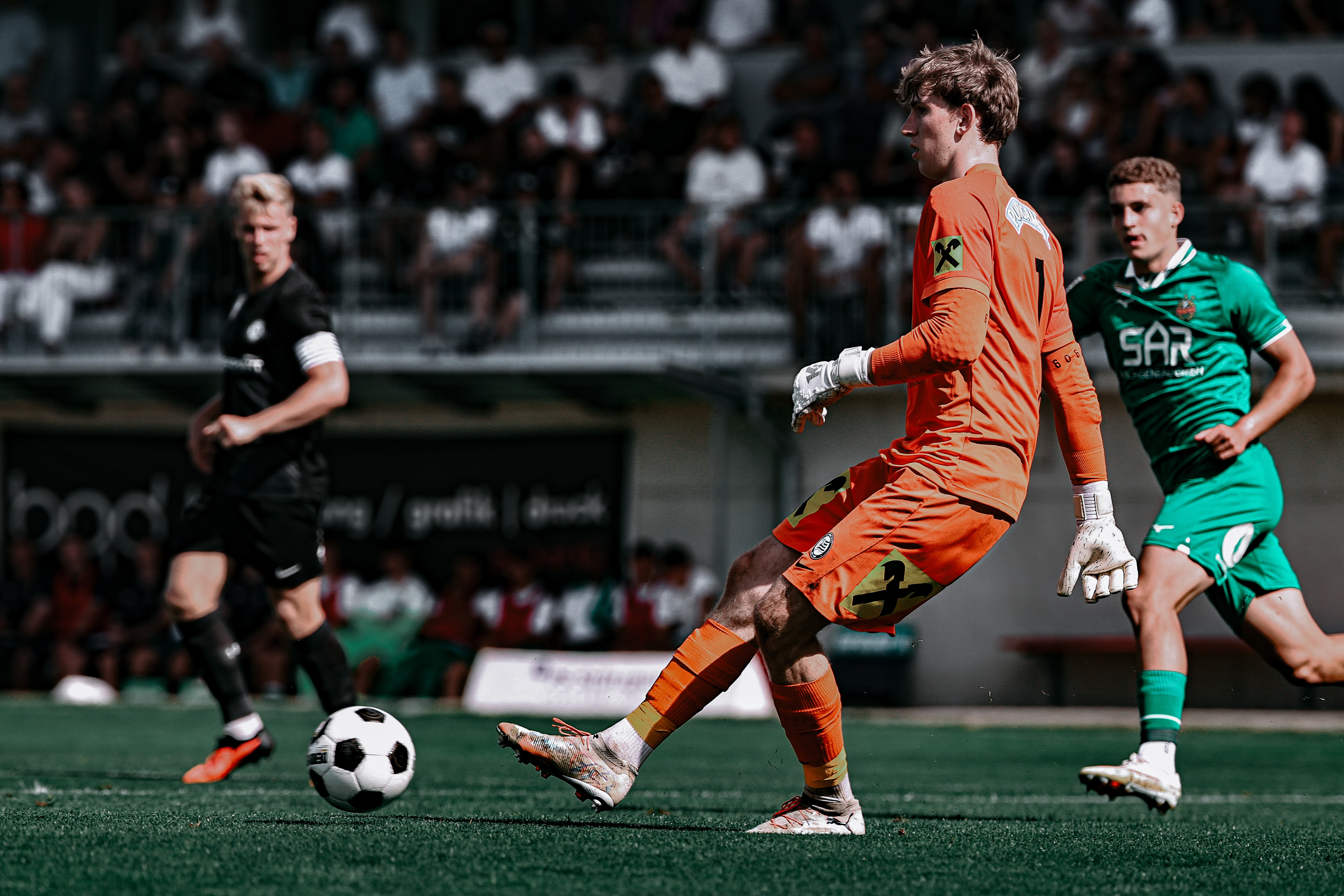 Ein Fußballer mit einem Ball.