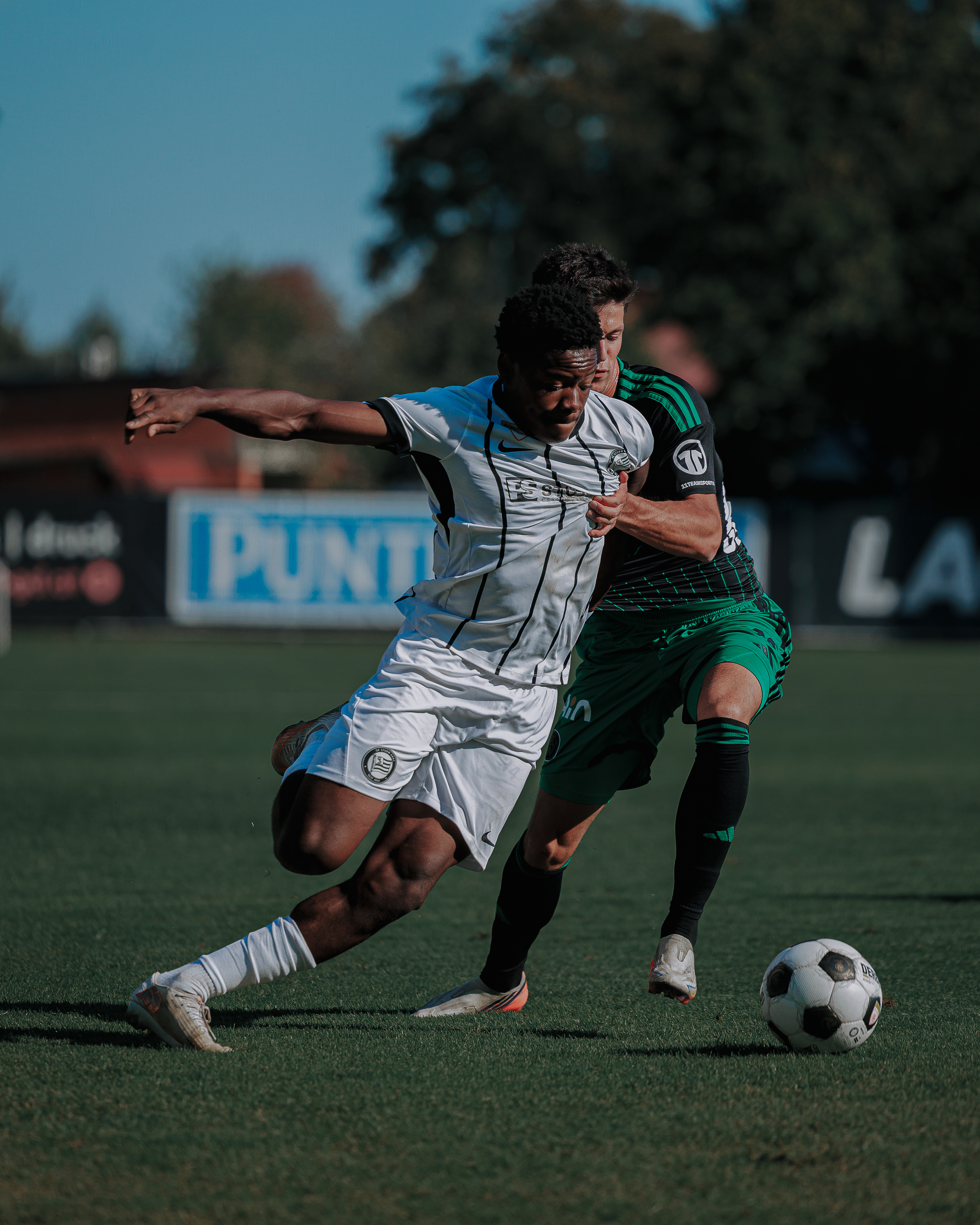 Zwei Fußballer im Zweikampf.