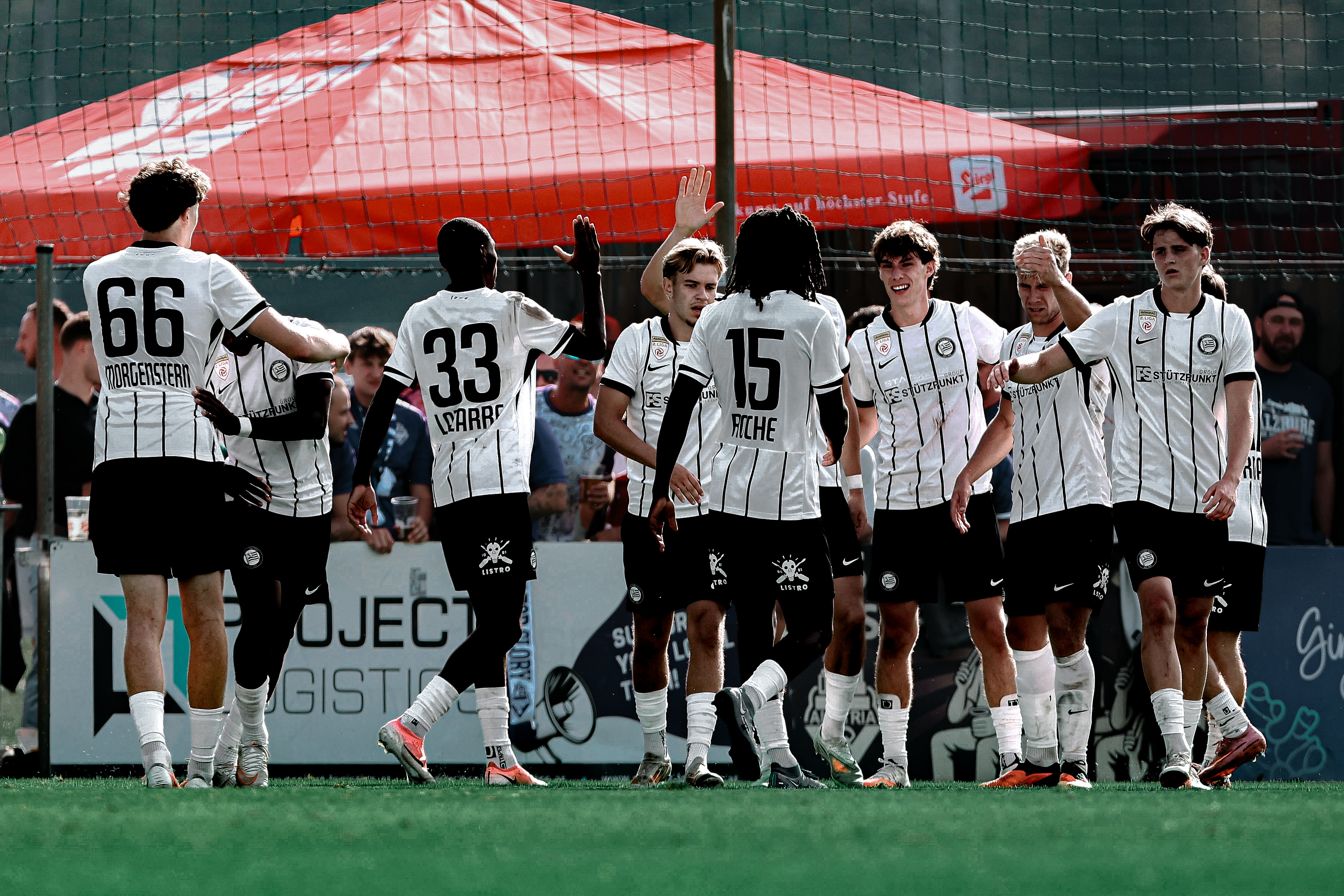 Eine Gruppe Fußballer jubelt