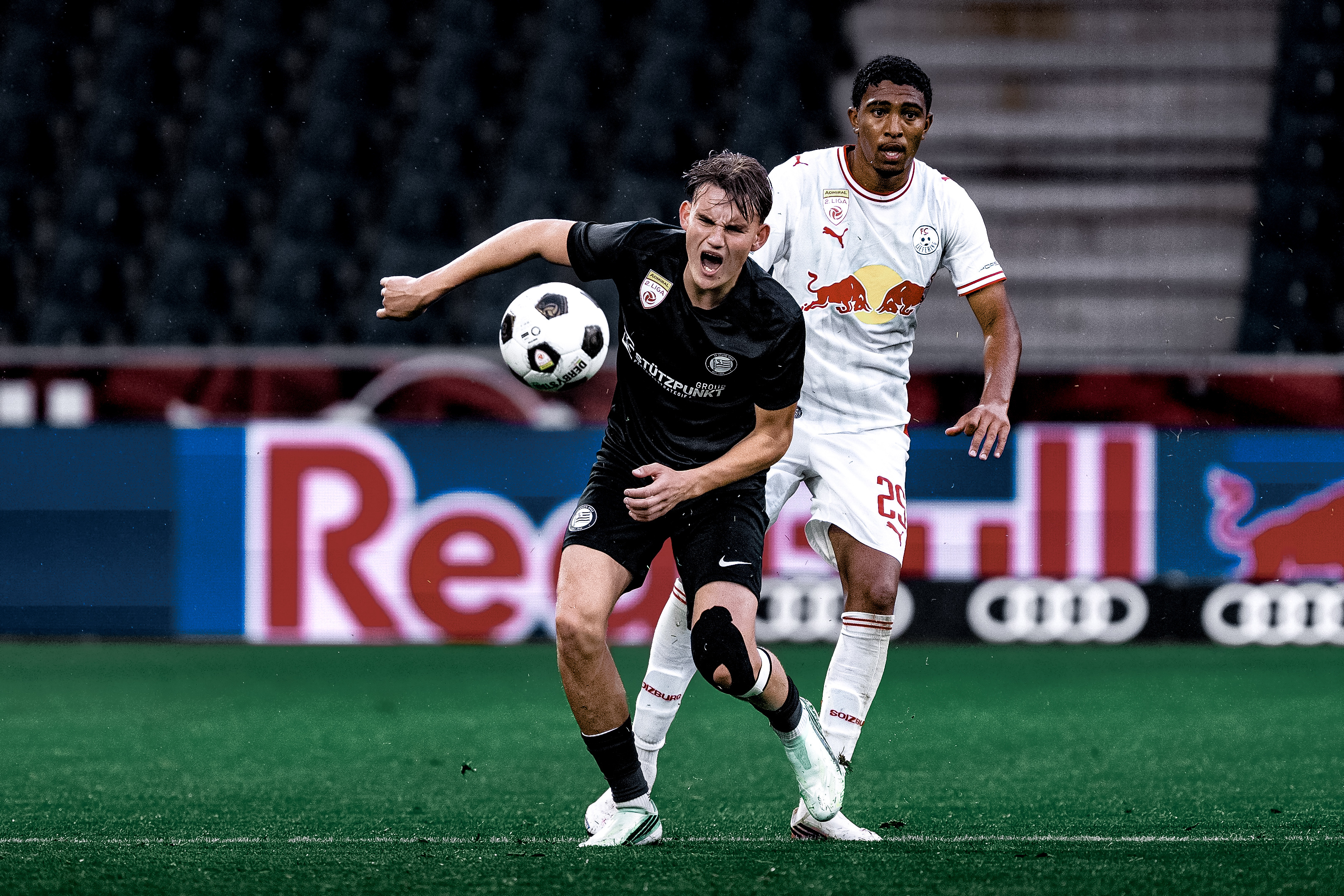 Zwei Fußballer im Zweikampf.
