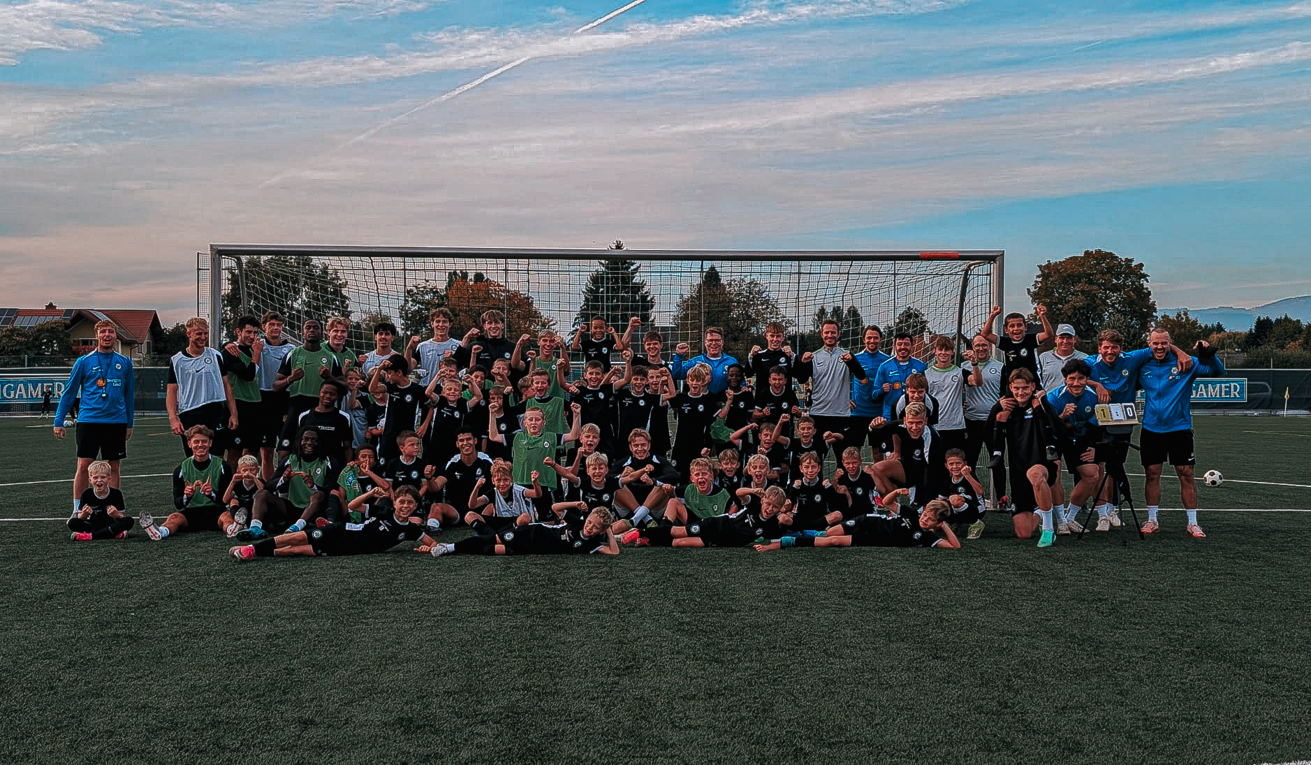 Dutzende Fußballer stehen für ein Gruppenbild