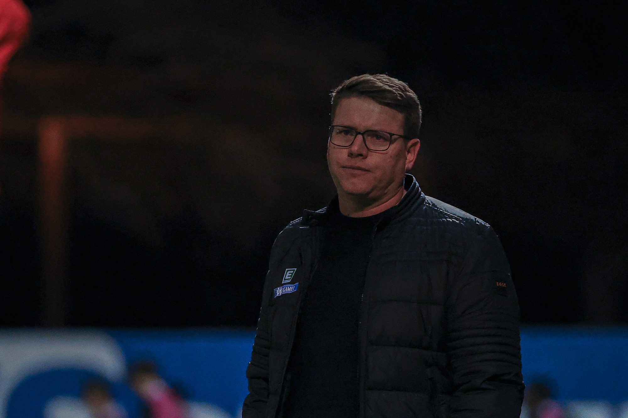 Ein Mann mit Brille schaut frustriert